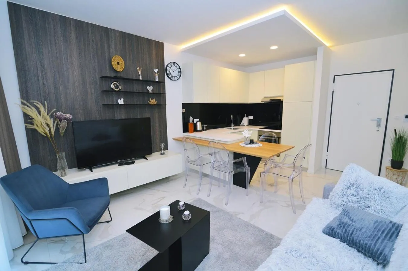 TV and multimedia in Apartments in Villa Ziza, rooftop swimming pool