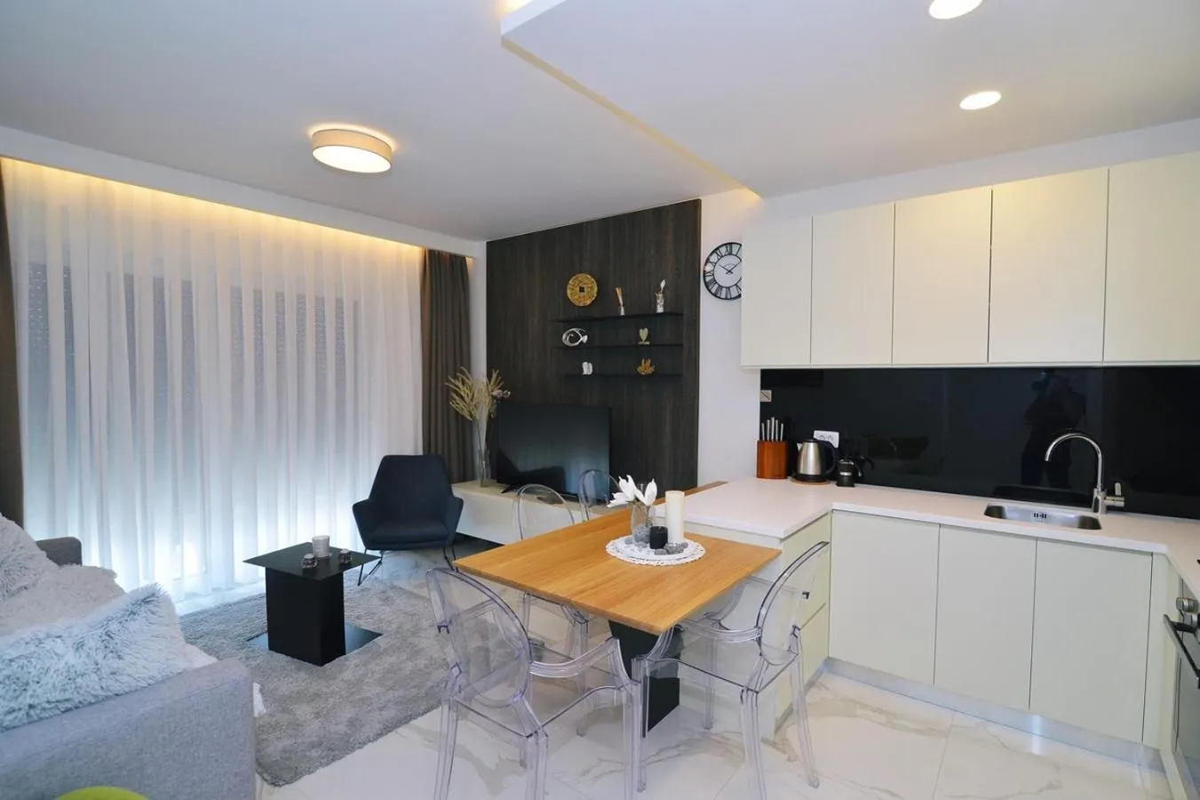 TV and multimedia in Apartments in Villa Ziza, rooftop swimming pool