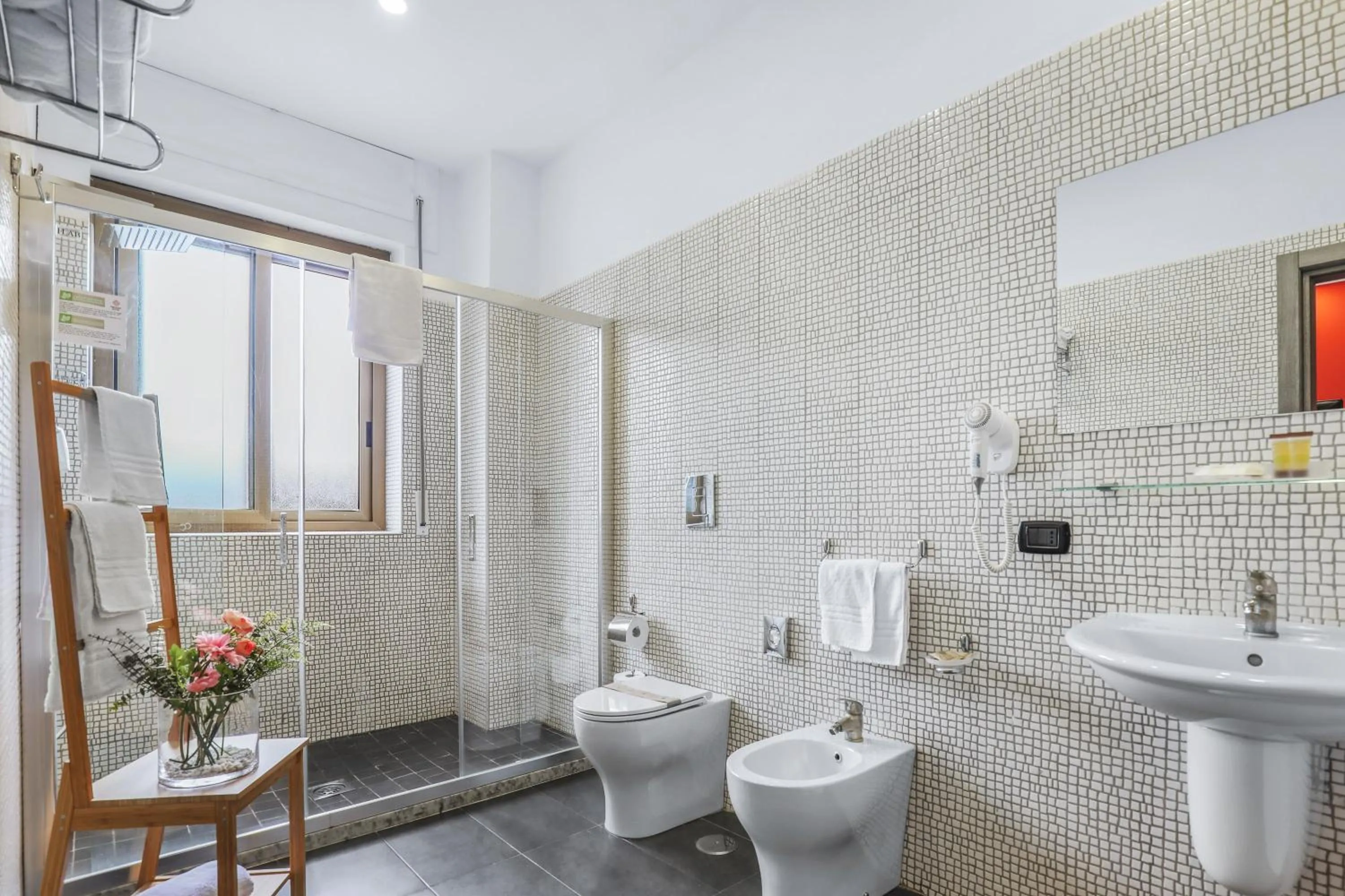 Shower in Reggia Suite Spa Hotel