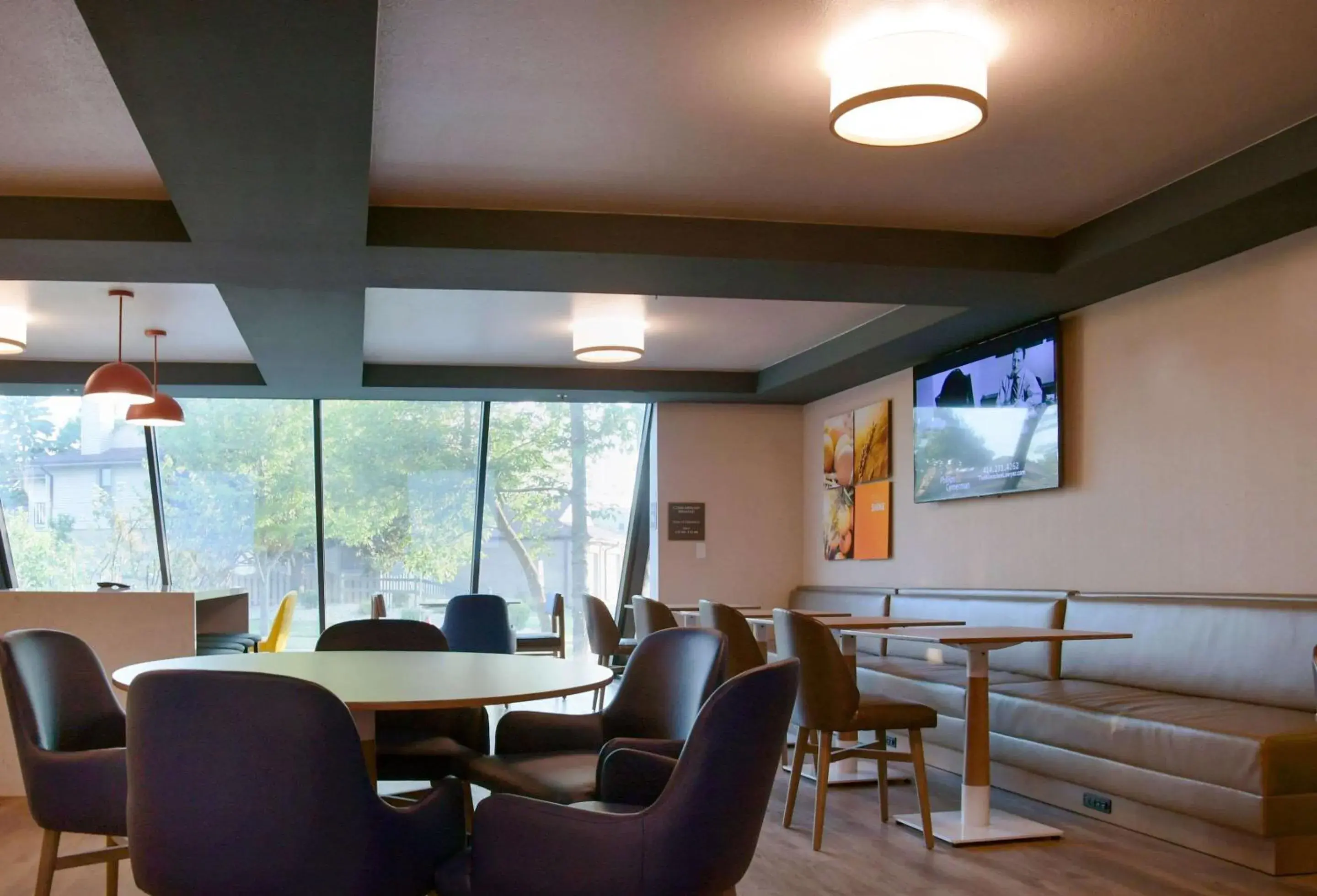 Breakfast in Comfort Inn & Suites NW Milwaukee Breakfast in Comfort Inn & Suites NW Milwaukee