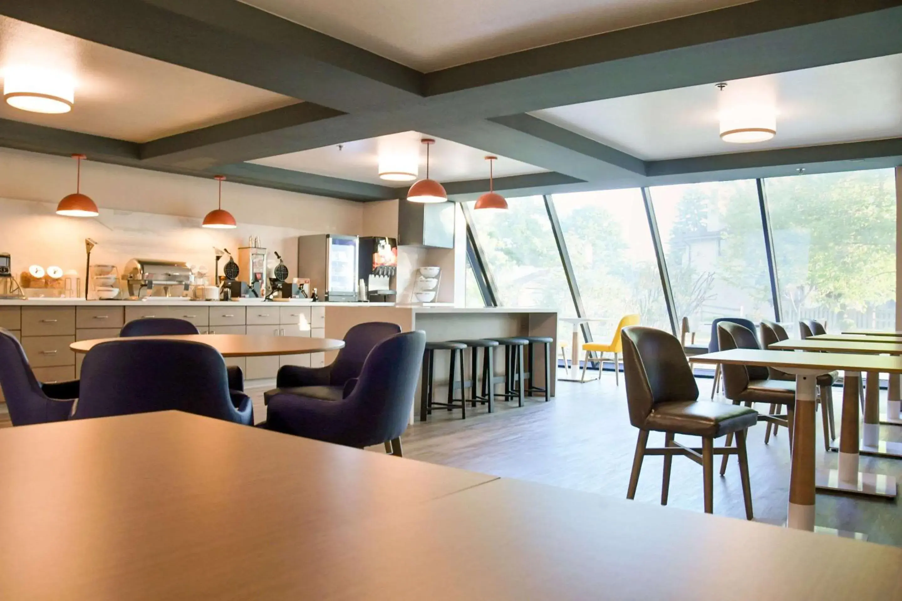 Breakfast in Comfort Inn & Suites NW Milwaukee Breakfast in Comfort Inn & Suites NW Milwaukee