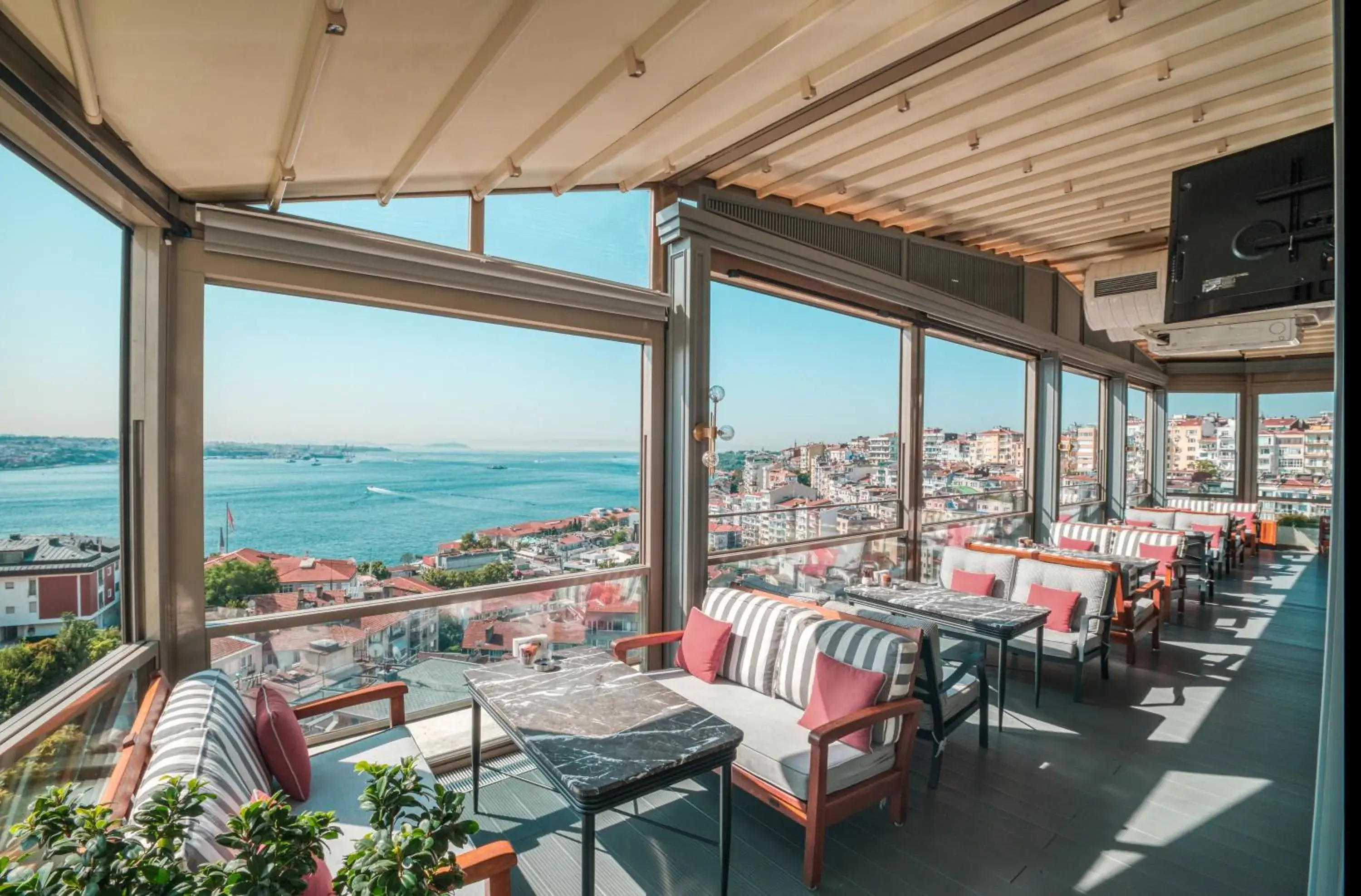 Lounge or bar in CVK Park Bosphorus Hotel Istanbul Lounge or bar in CVK Park Bosphorus Hotel Istanbul
