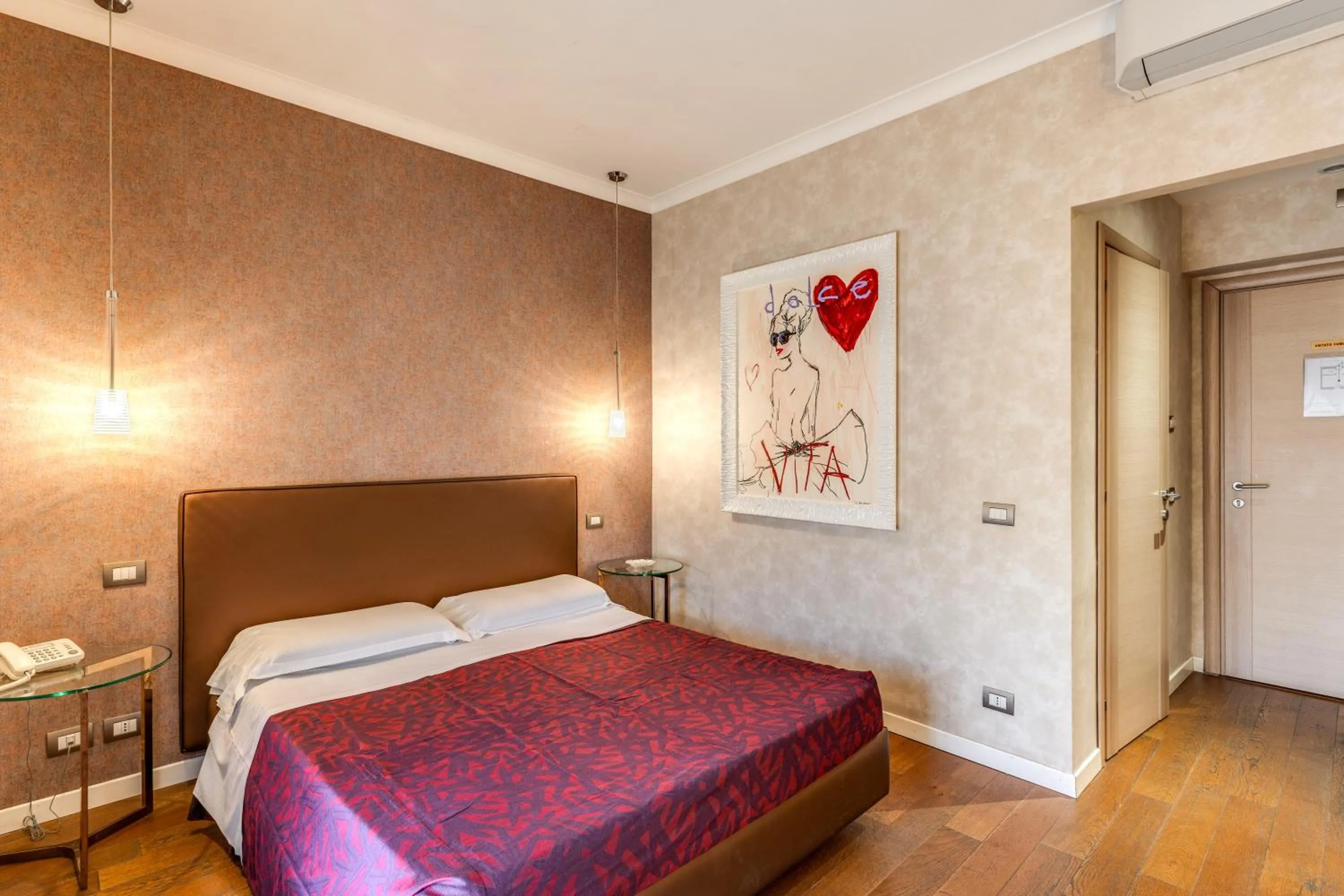 Bed in Boutique Rome Inn