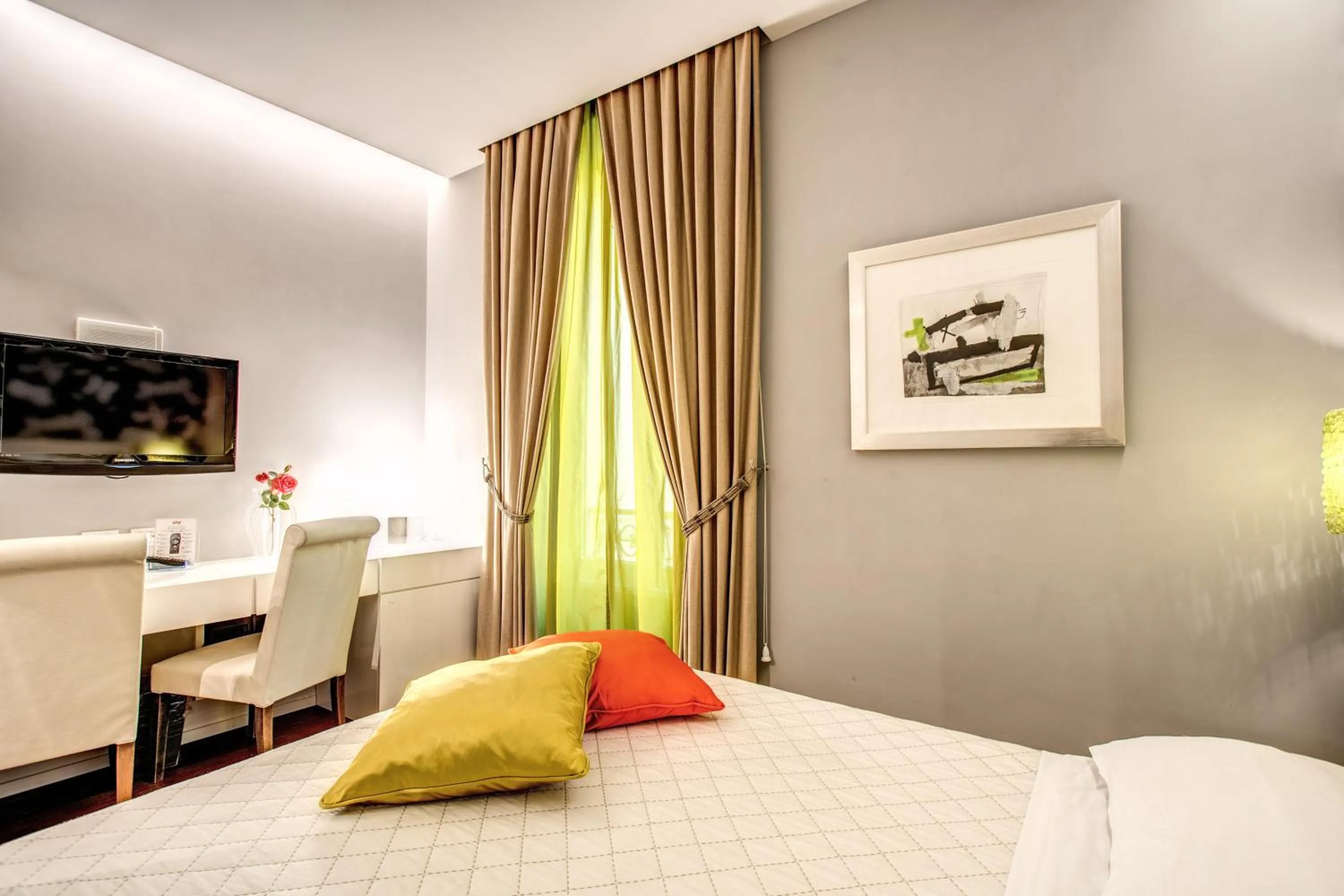Bed in Boutique Rome Inn