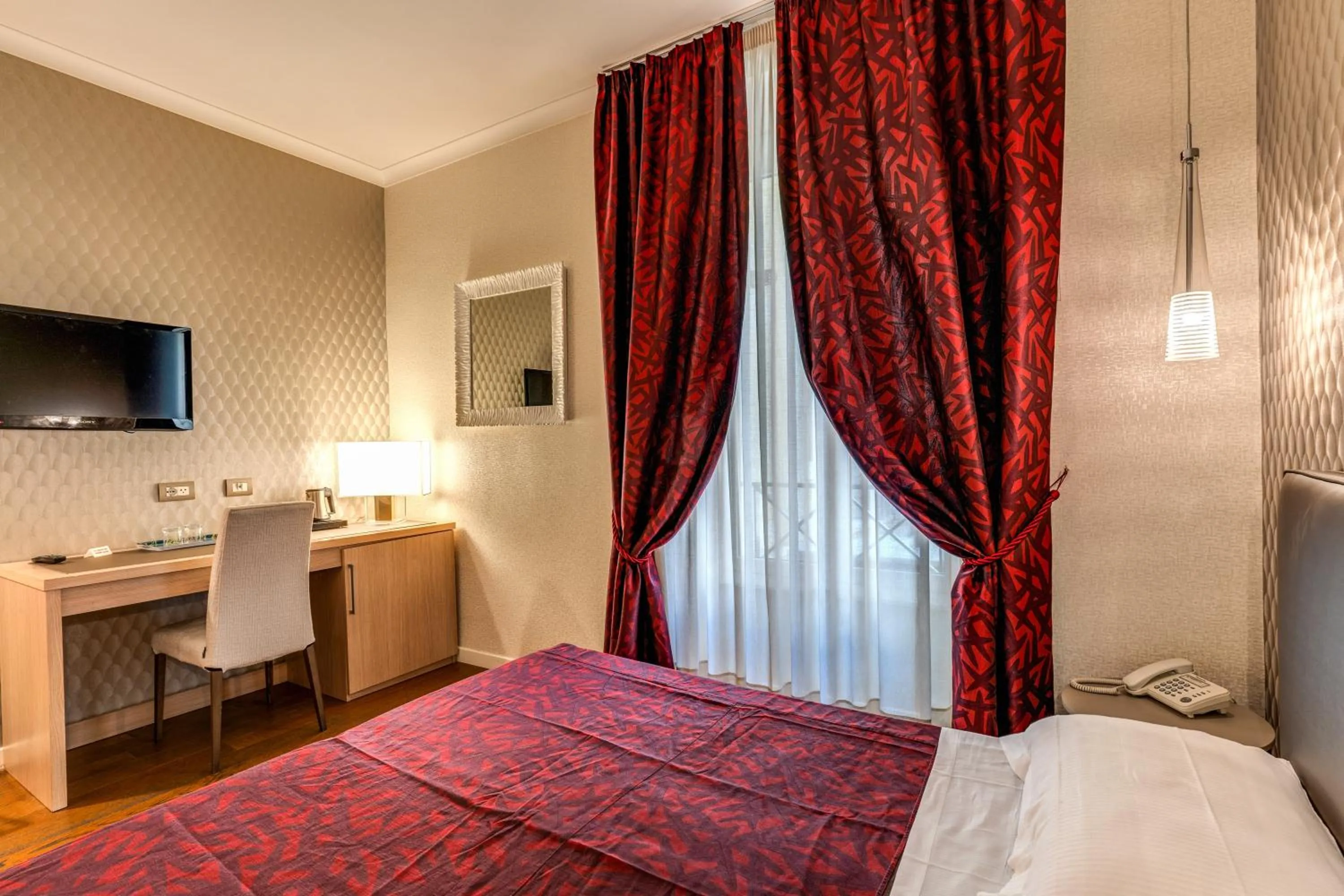 Bed in Boutique Rome Inn