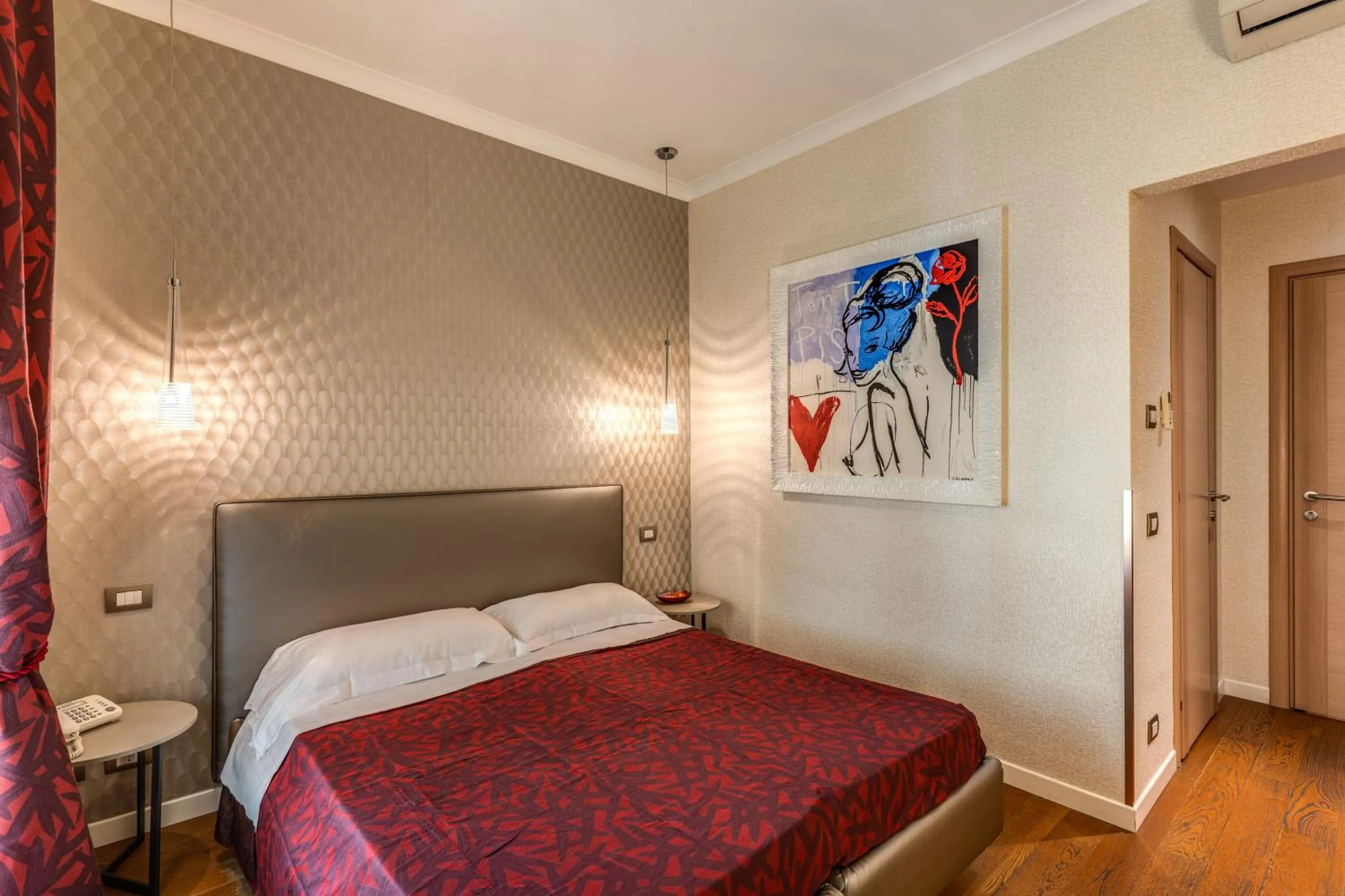 Bed in Boutique Rome Inn