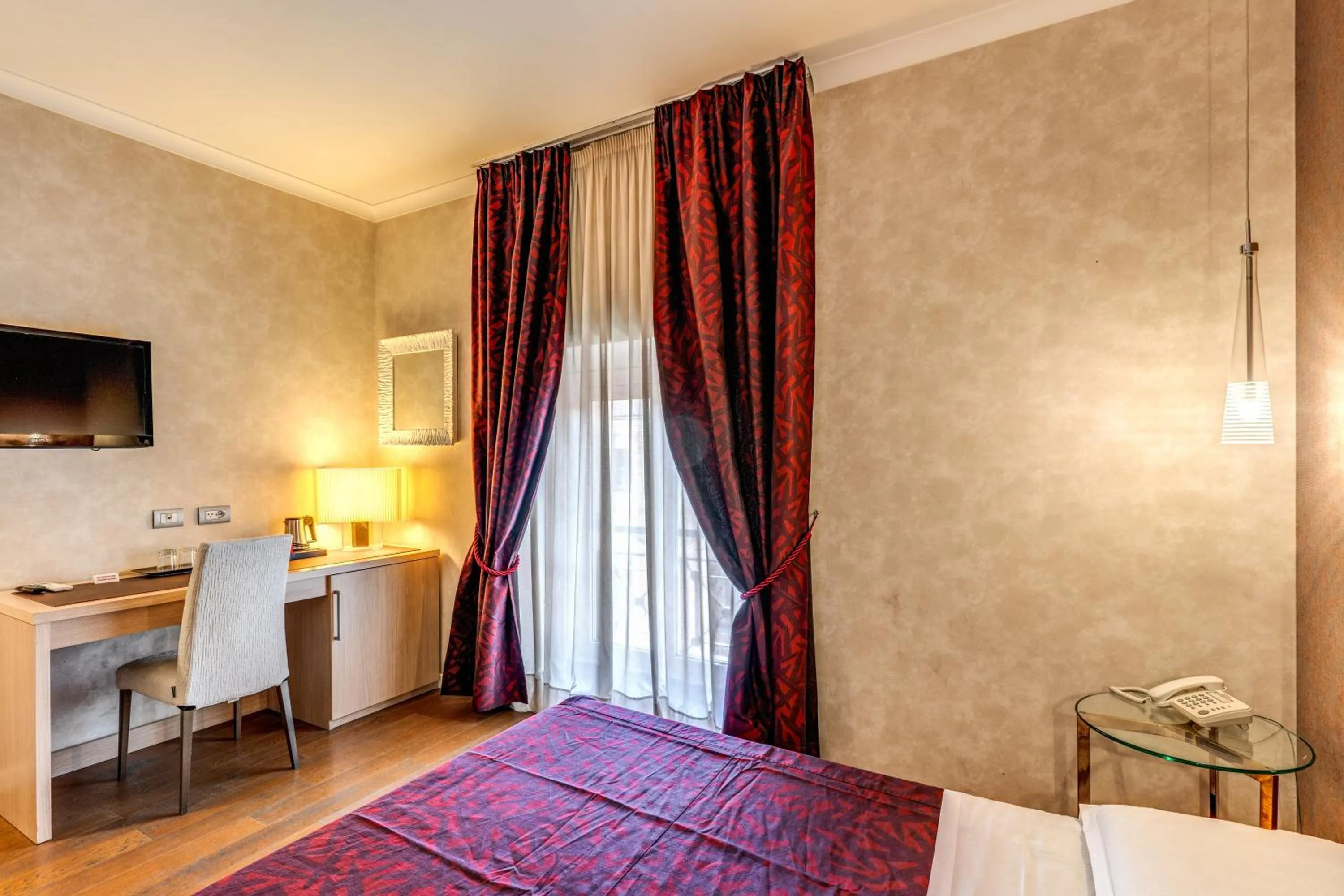 Bed in Boutique Rome Inn
