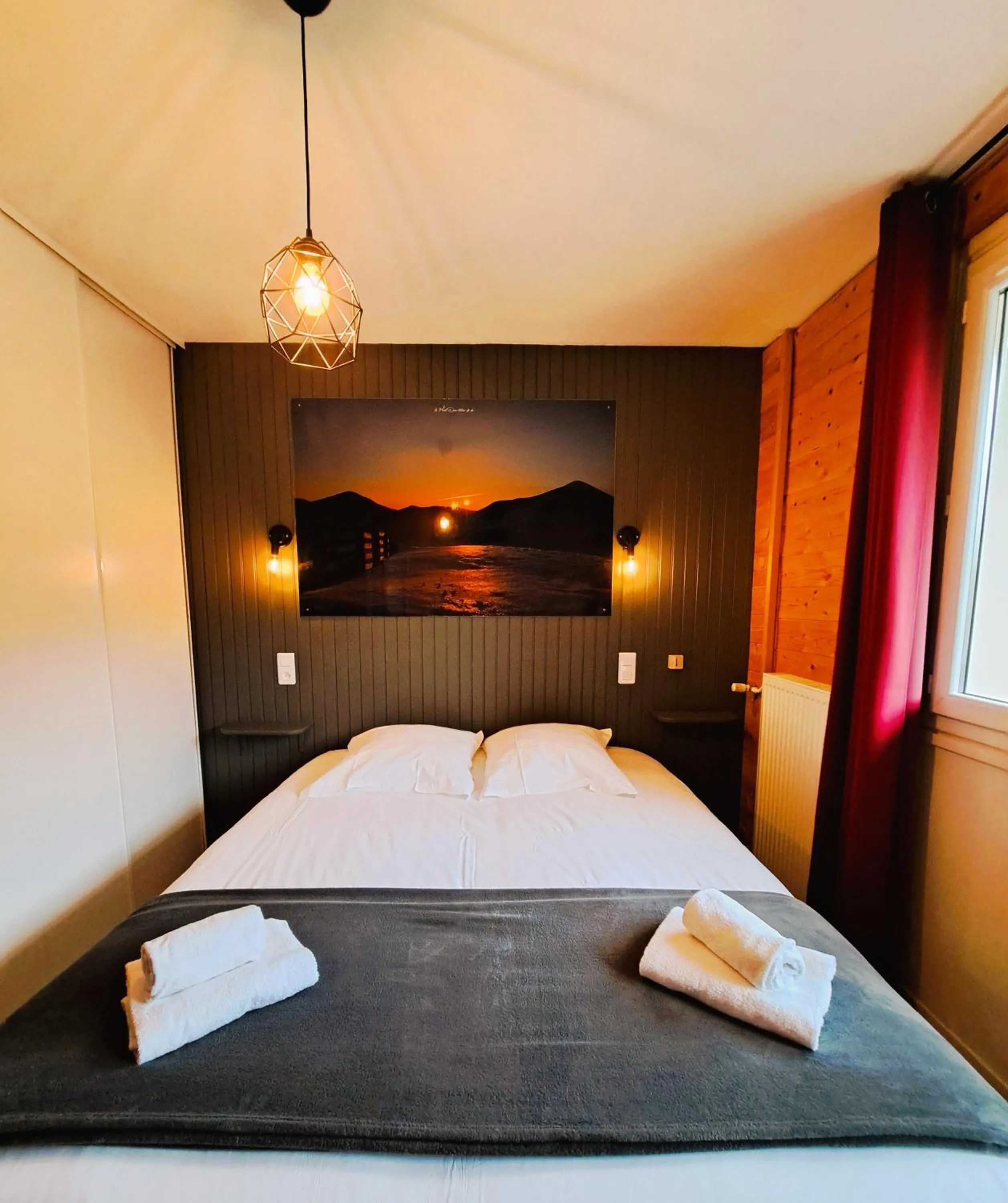 Bed in Hôtel Les Mouflons