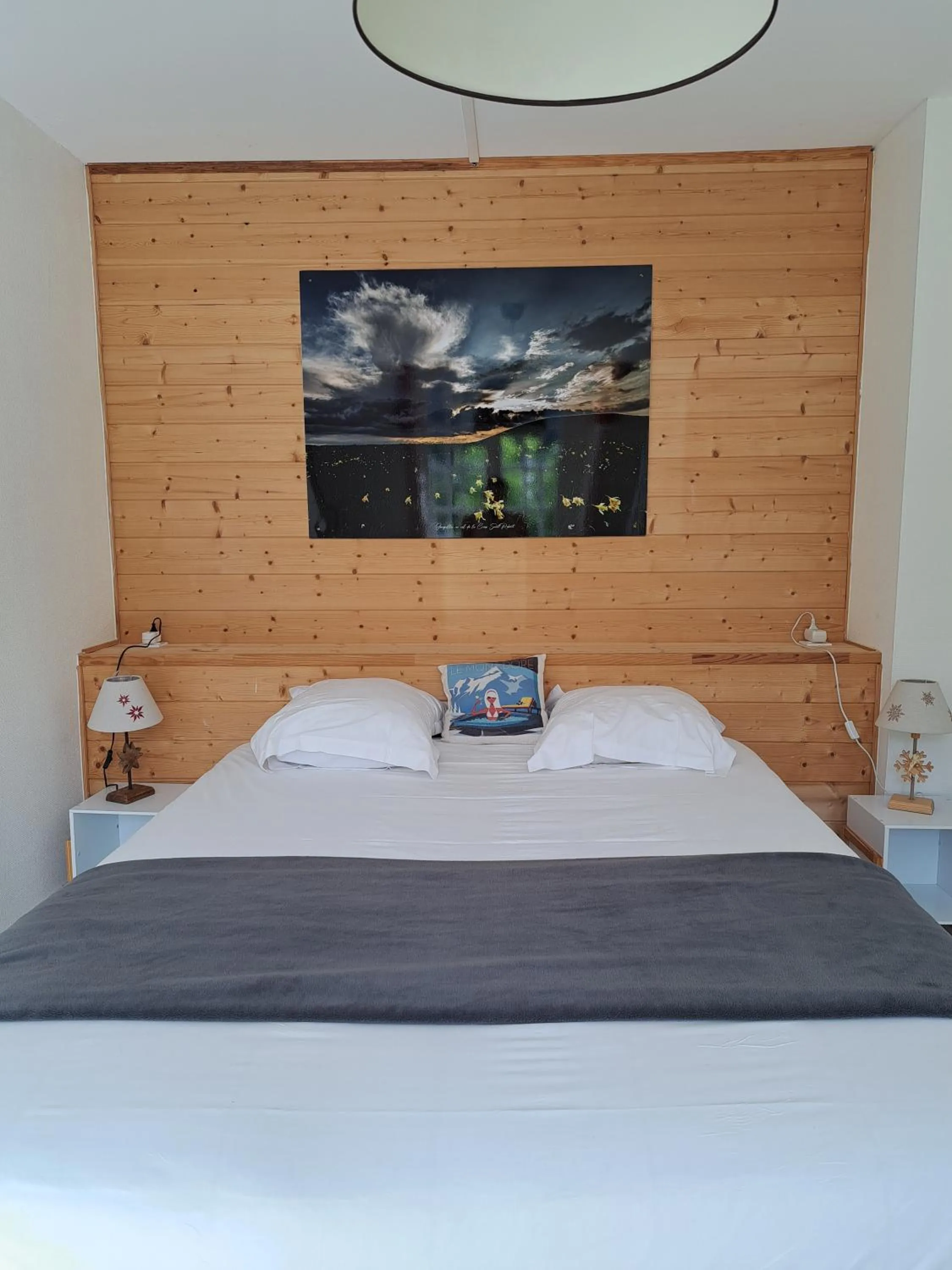 Bed in Hôtel Les Mouflons