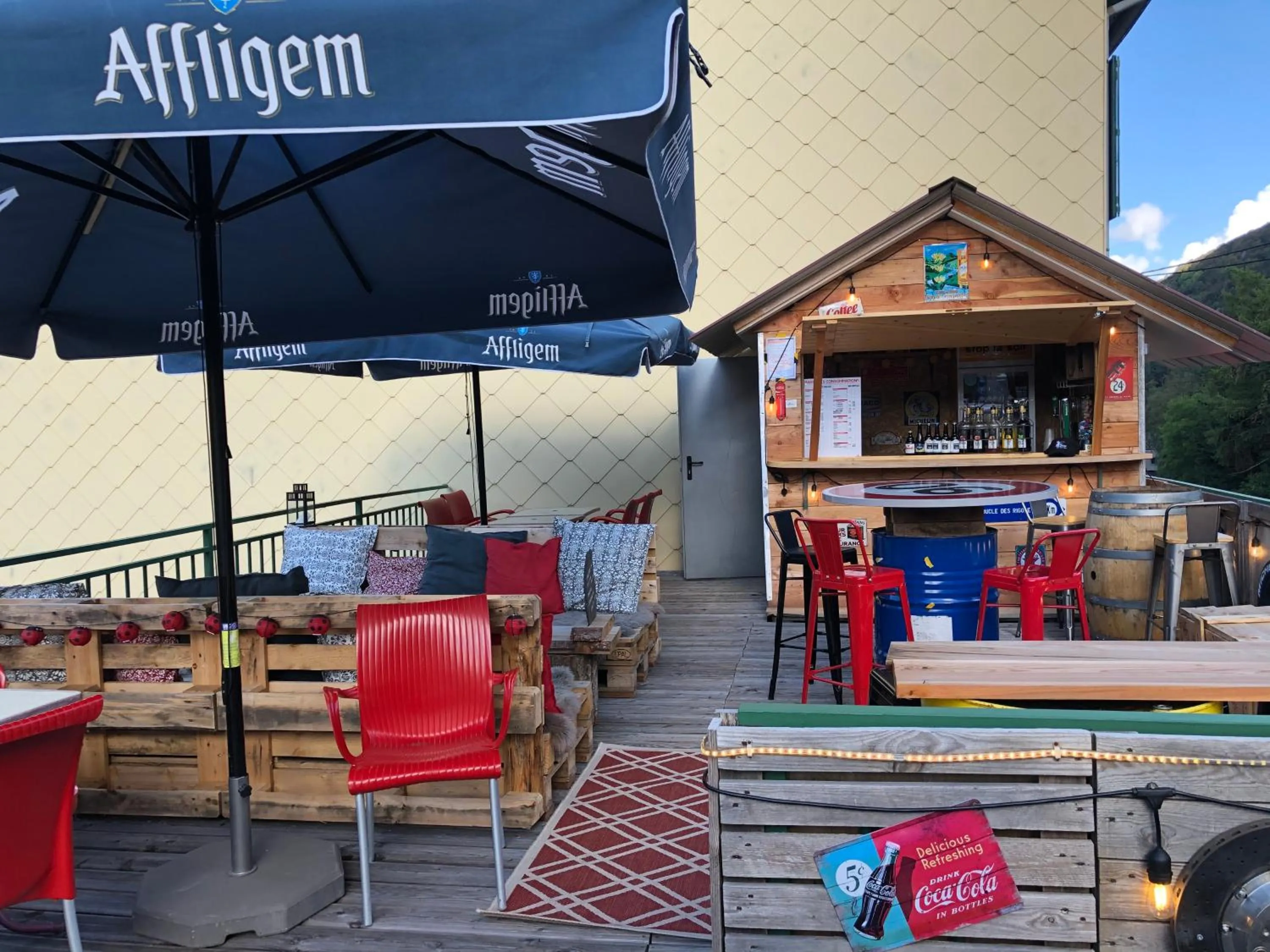 Patio in Hôtel Les Mouflons