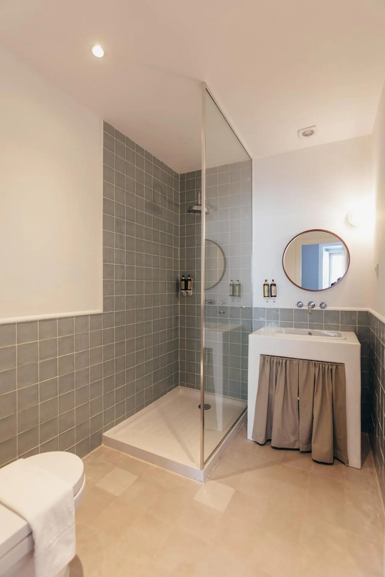 Bathroom, Bed in LEGASEA - Cascais Guesthouse