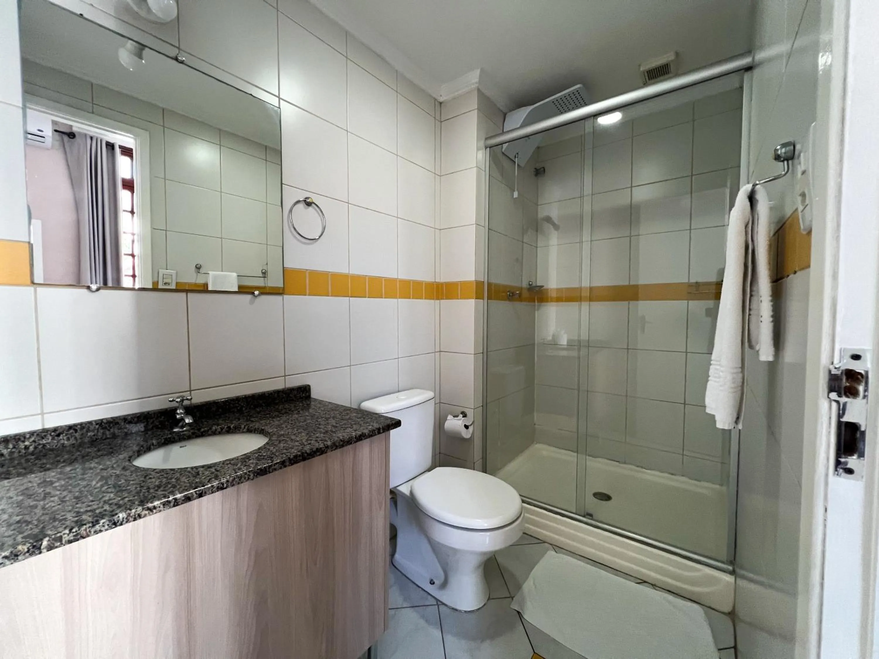 Toilet in Hotel Villa Souza Ltda