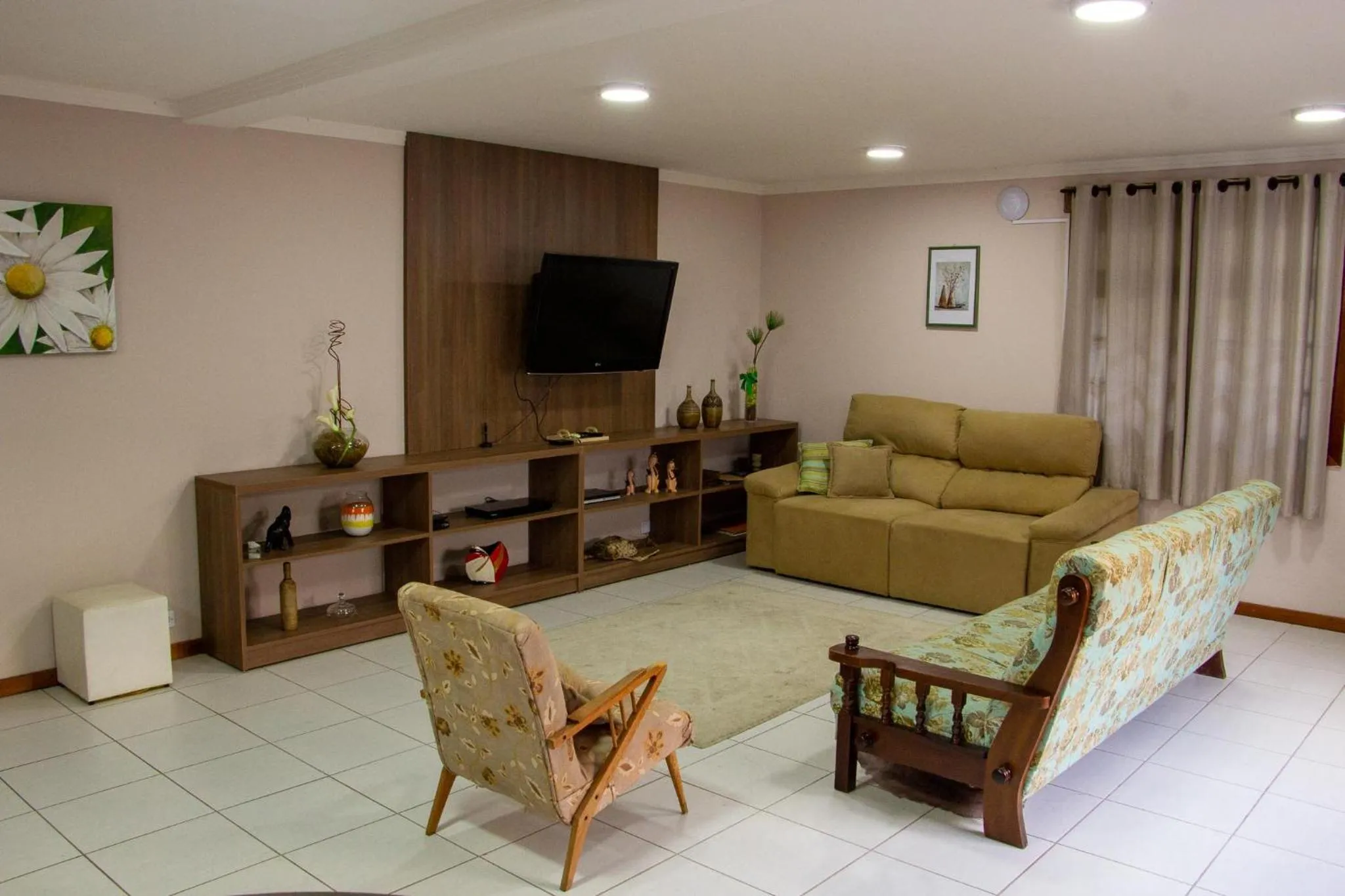 Communal lounge/ TV room in Hotel Villa Souza Ltda