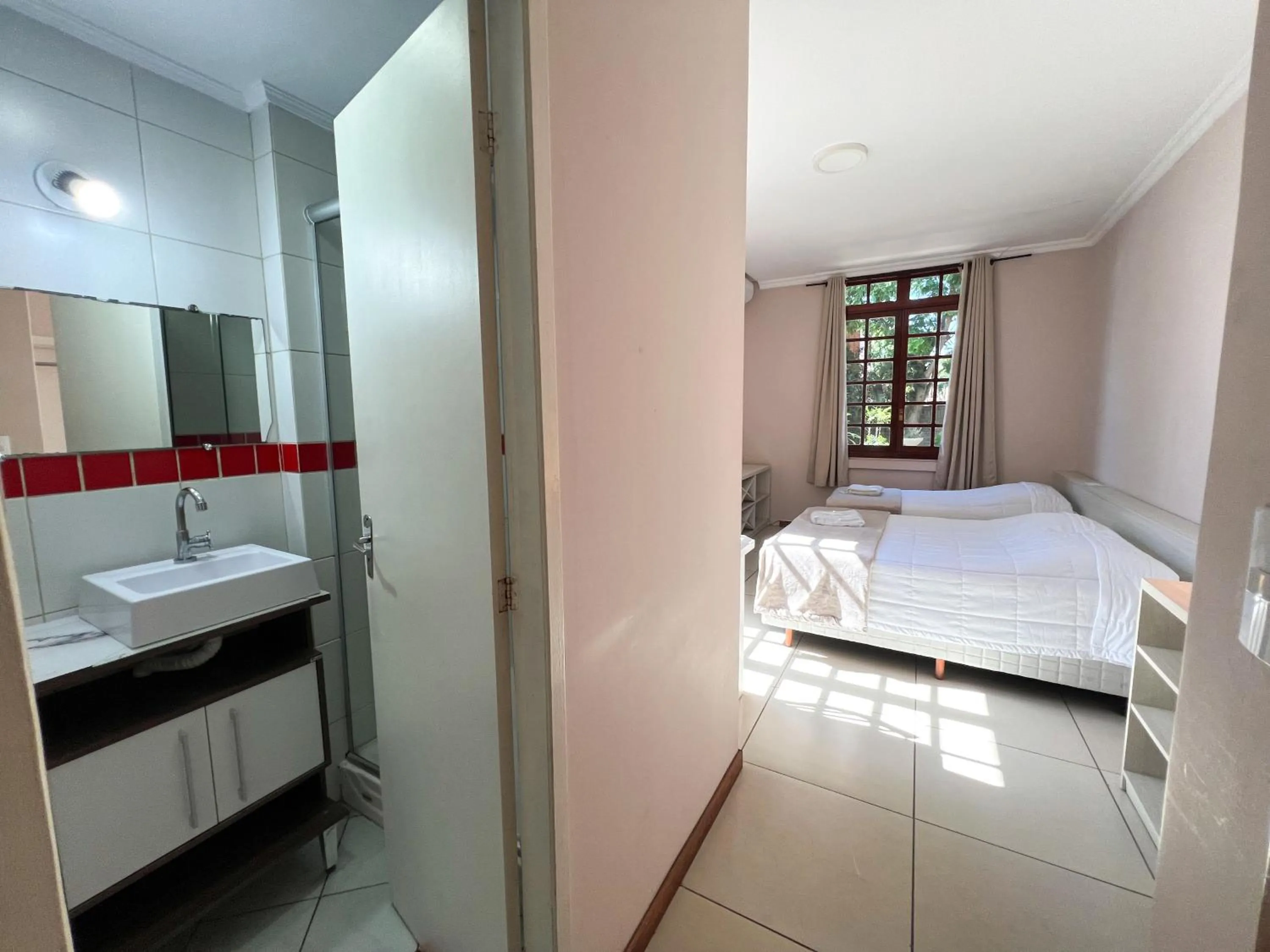 Bathroom, Bed in Hotel Villa Souza Ltda