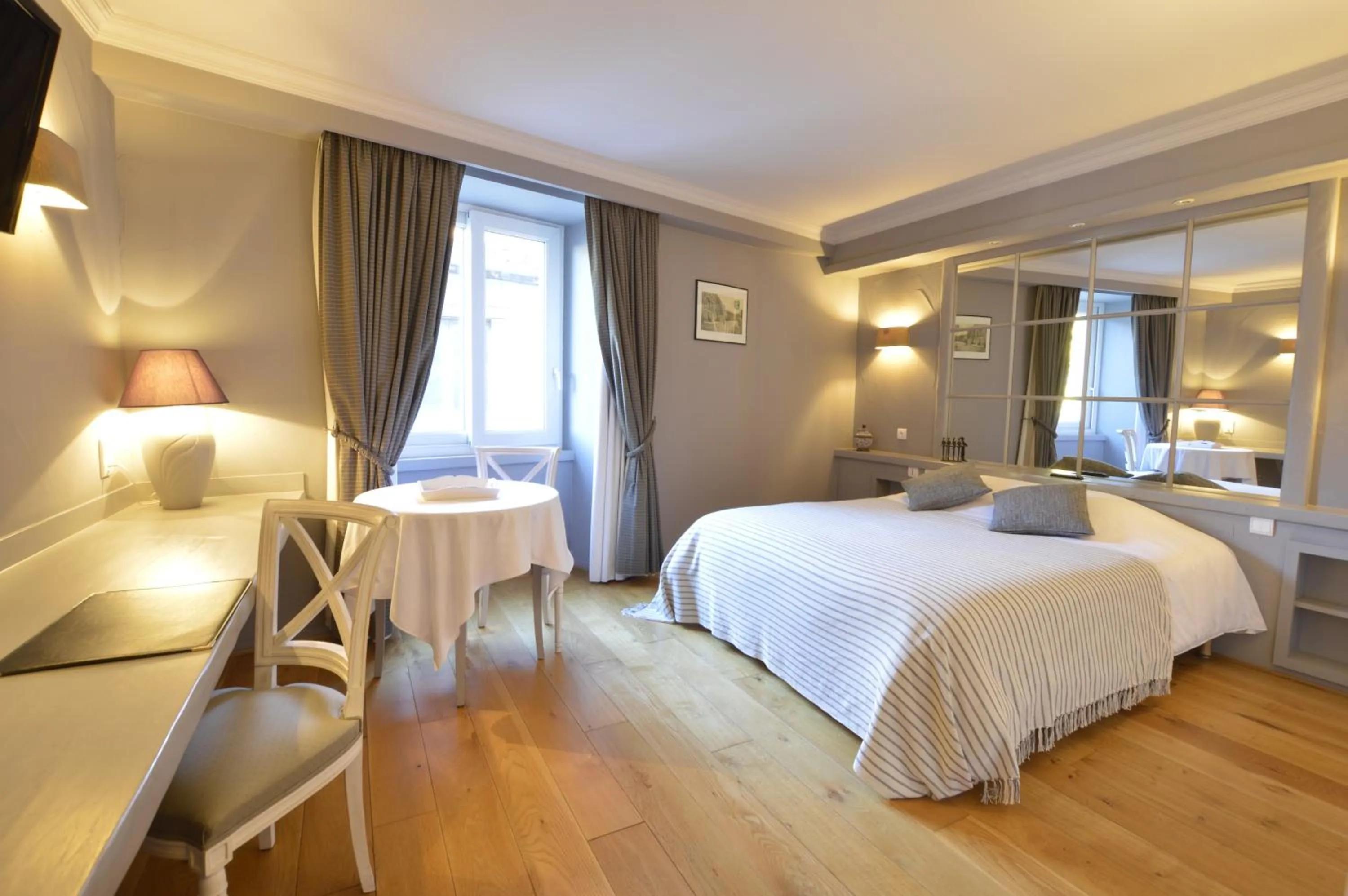 Photo of the whole room, Bed in LE SOLEIL D'OR