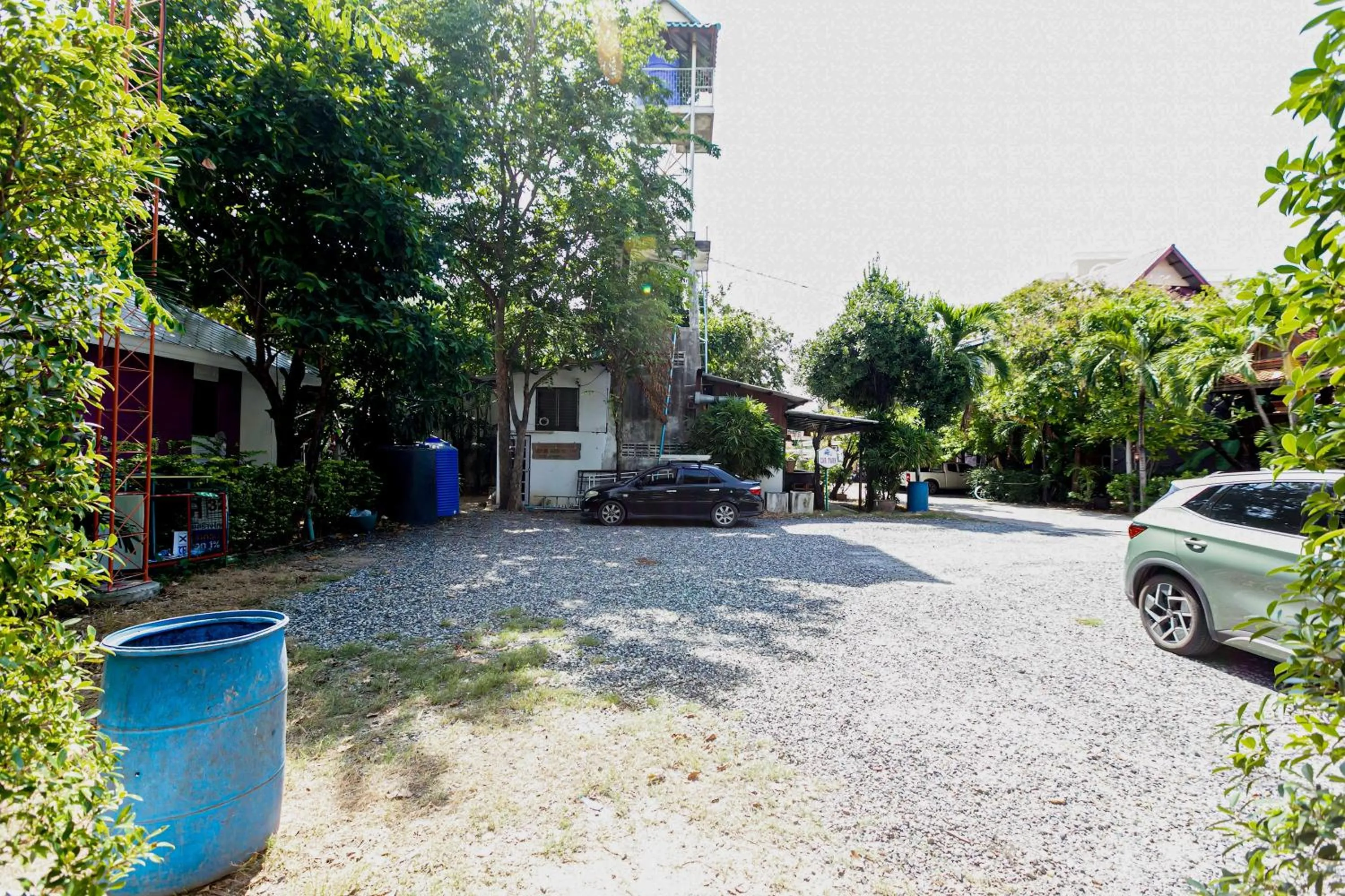 Parking in Deeden Pattaya Resort