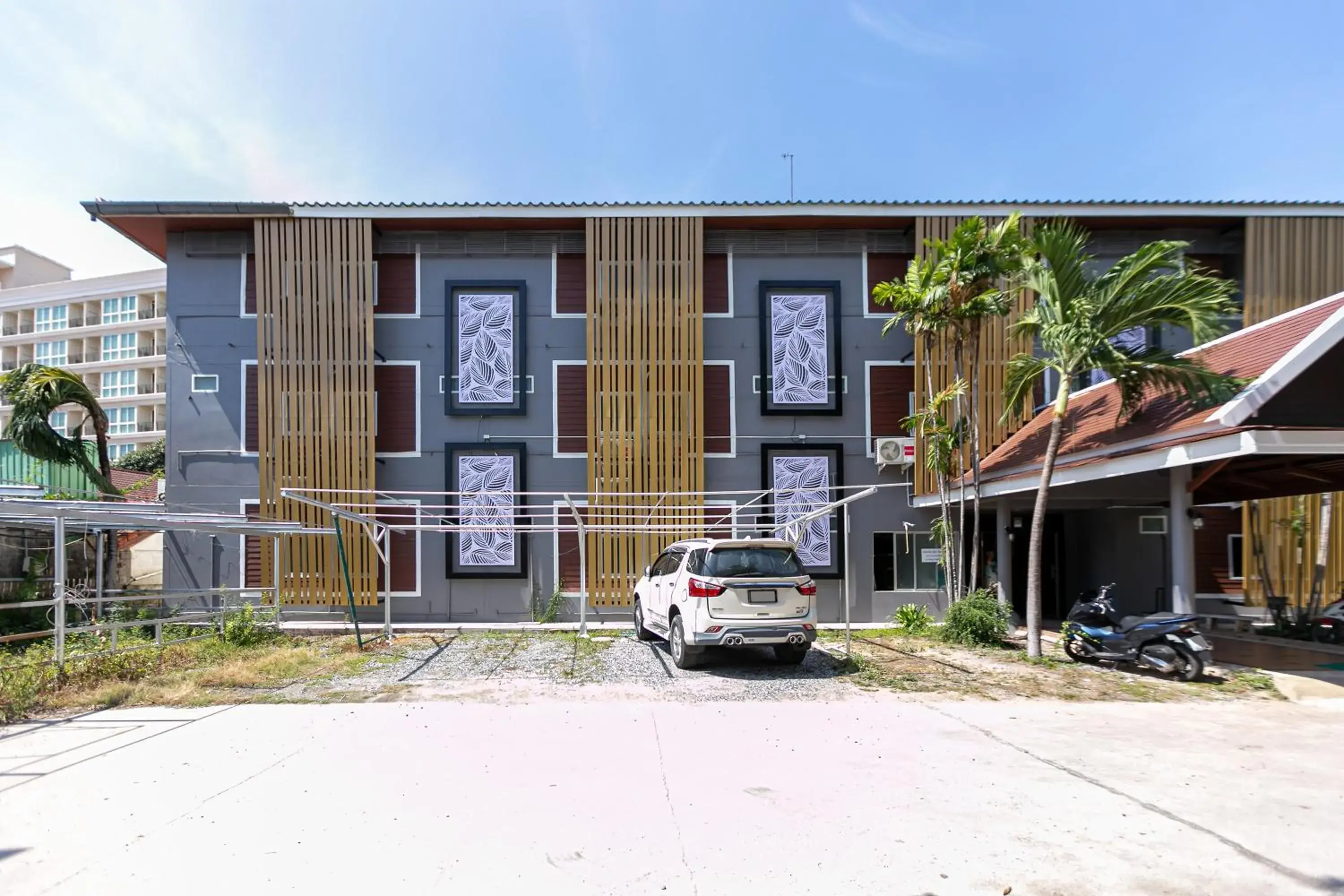 Property building in Deeden Pattaya Resort Property building in Deeden Pattaya Resort