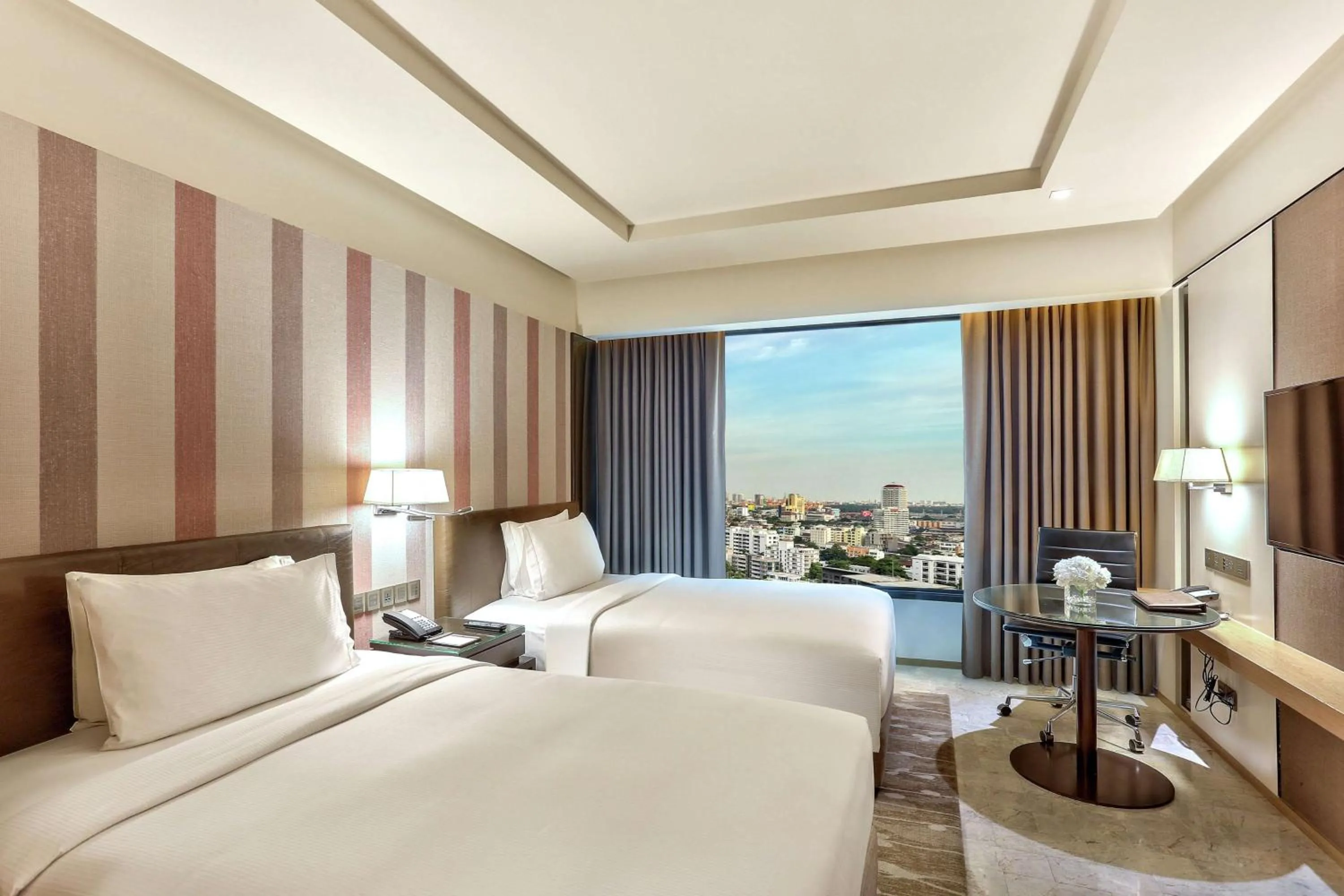 Bedroom, Bed in DoubleTree by Hilton Sukhumvit Bangkok