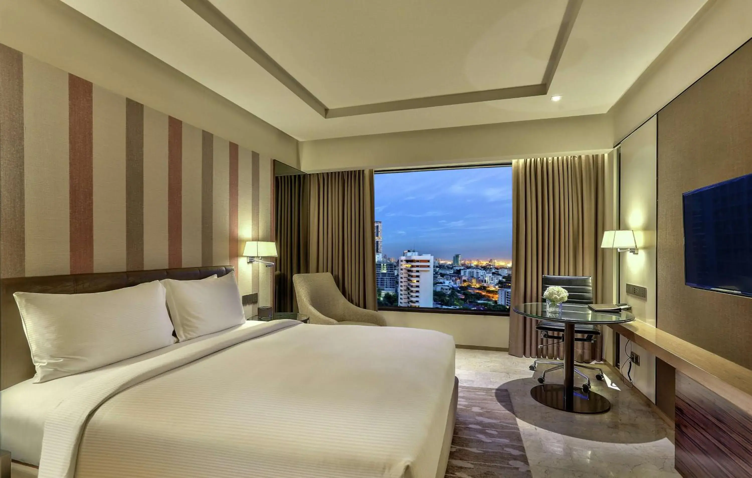 Deluxe King Room in DoubleTree by Hilton Sukhumvit Bangkok Deluxe King Room in DoubleTree by Hilton Sukhumvit Bangkok