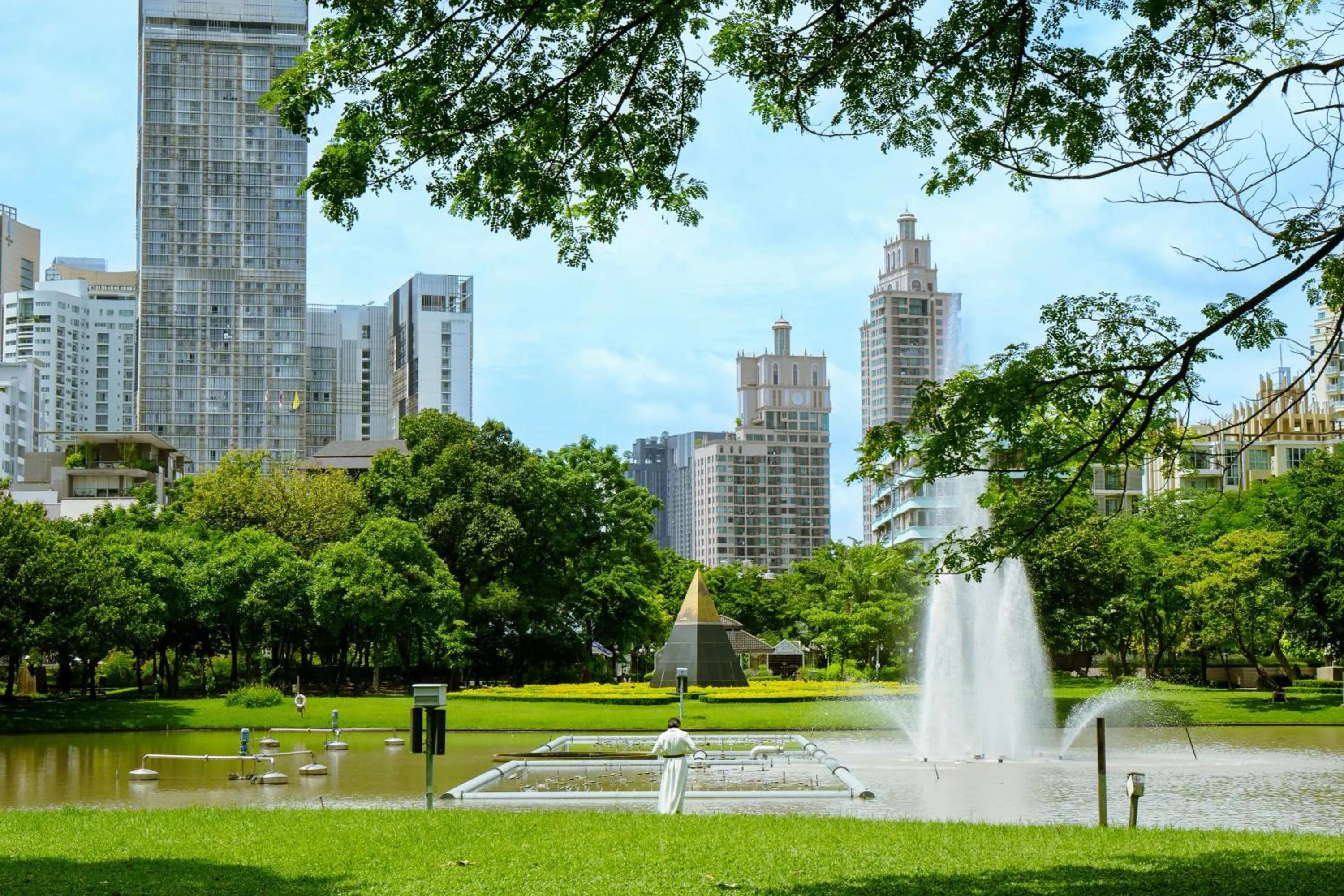 Dining area in DoubleTree by Hilton Sukhumvit Bangkok