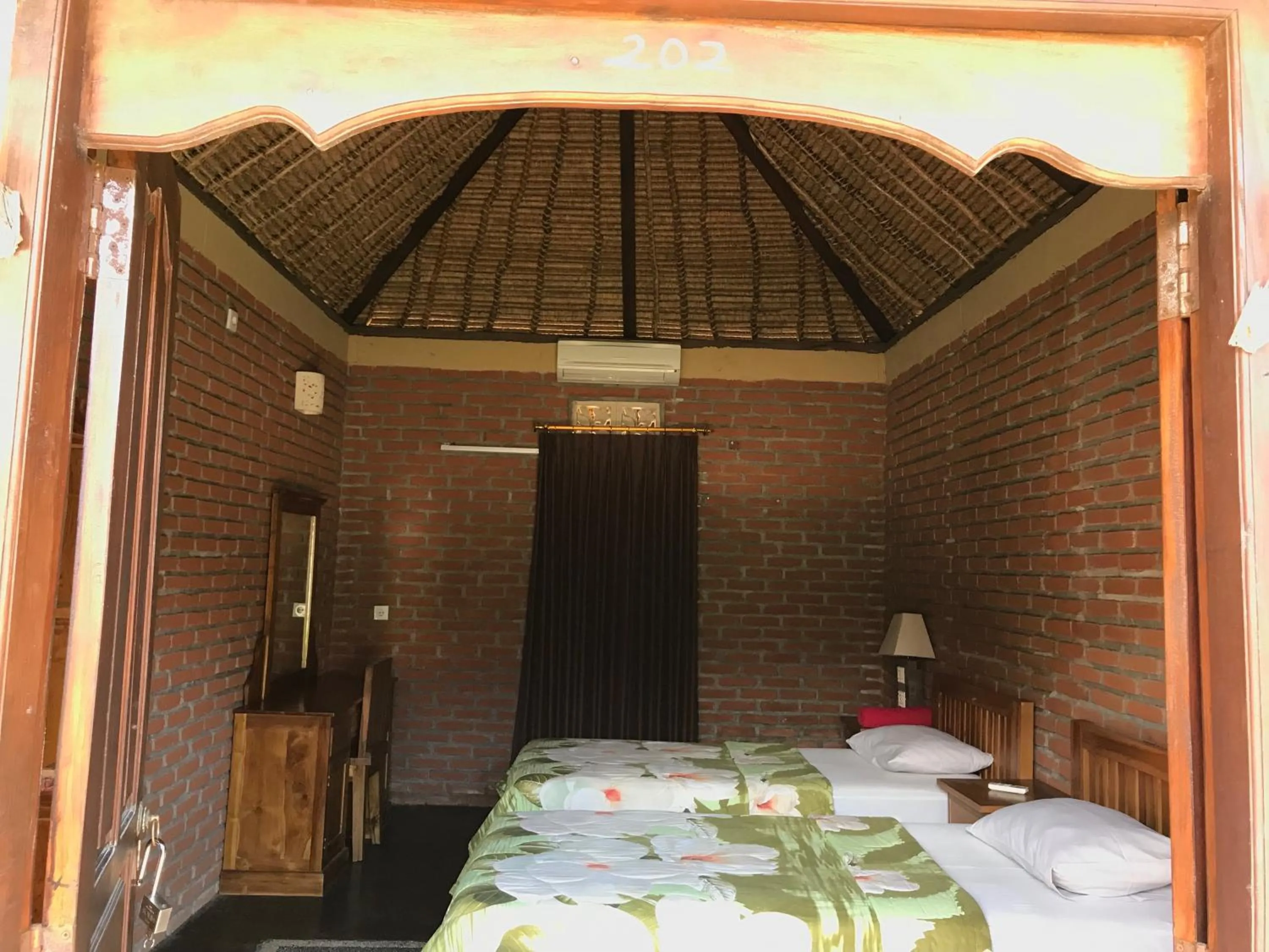 Photo of the whole room, Bed in Satria Bungalow