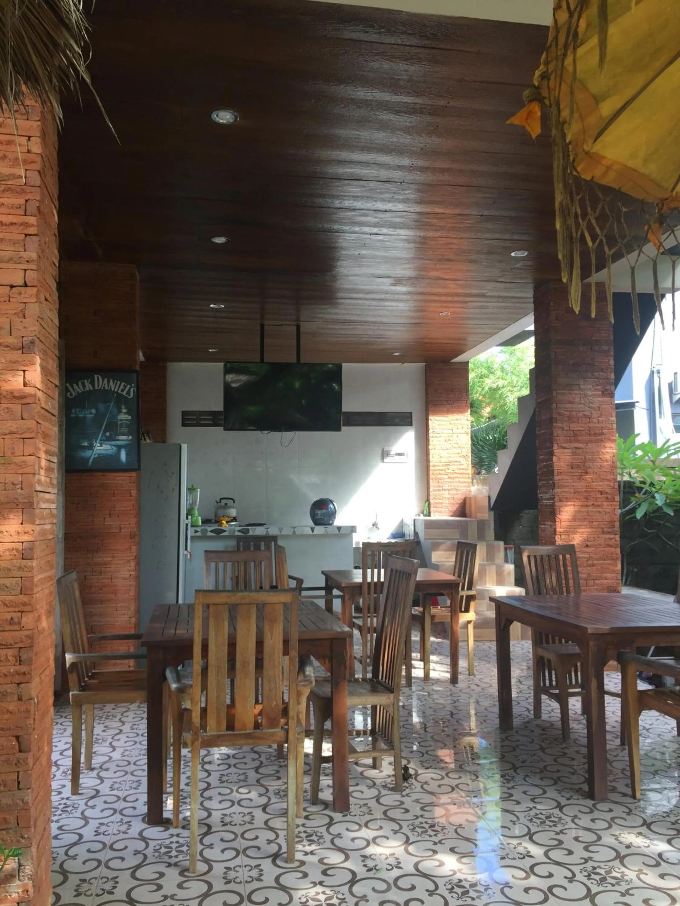 Restaurant/places to eat in Satria Bungalow