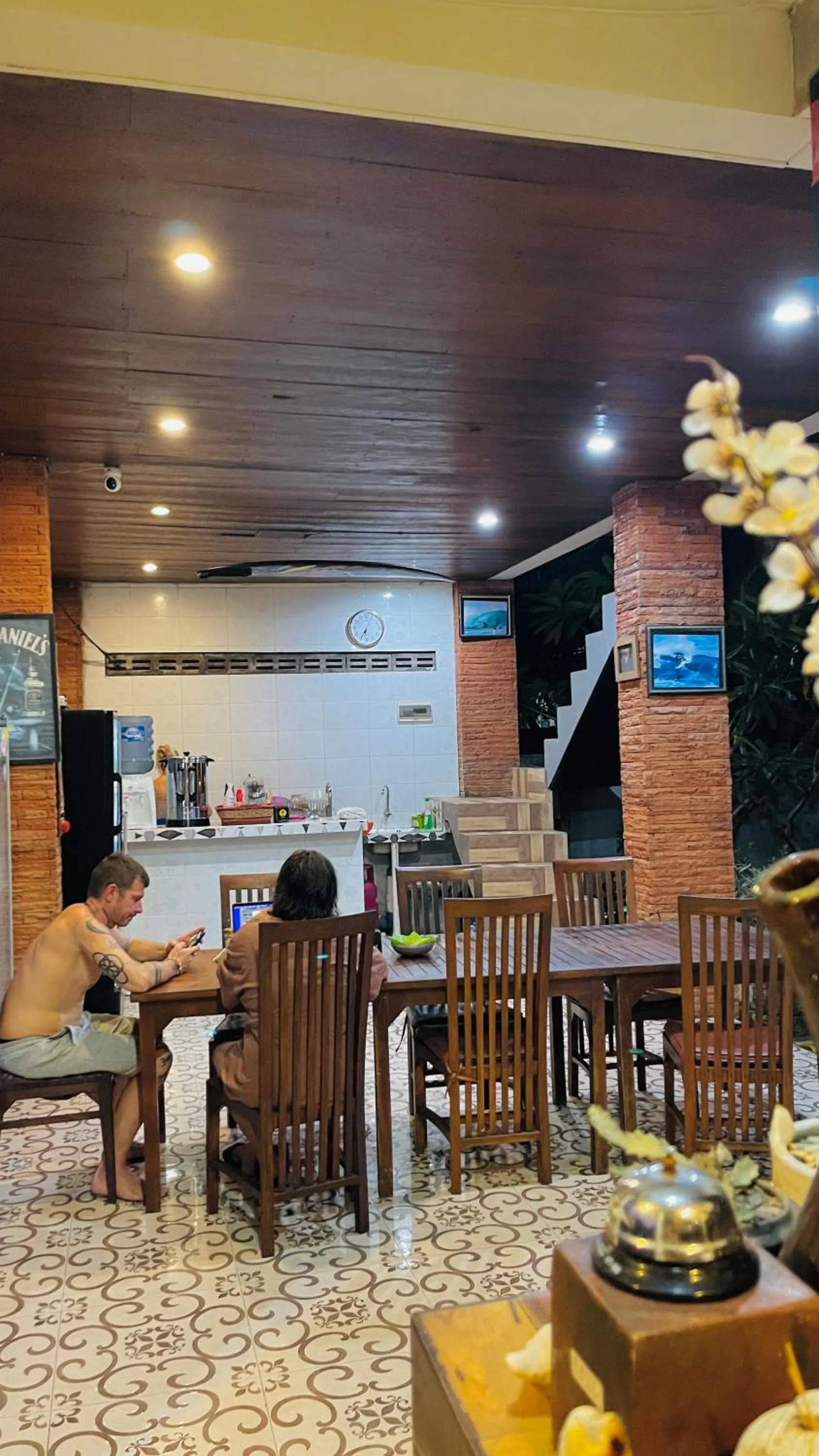 Restaurant/places to eat in Satria Bungalow