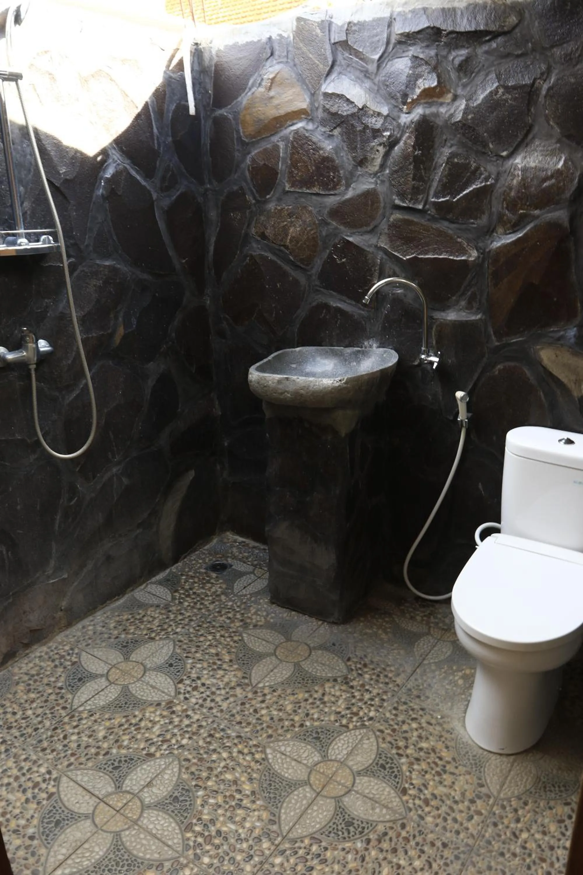 Toilet in Satria Bungalow