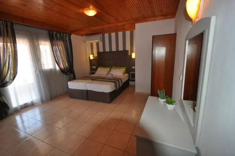 Triple Room with Mountain View in Hotel Asterias Triple Room with Mountain View in Hotel Asterias