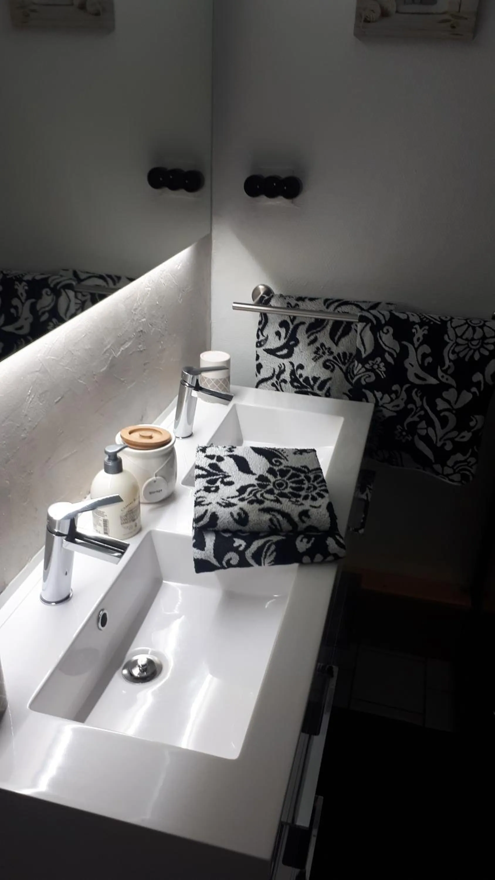 Shower in Les MIRABELLES chambres d'hôtes