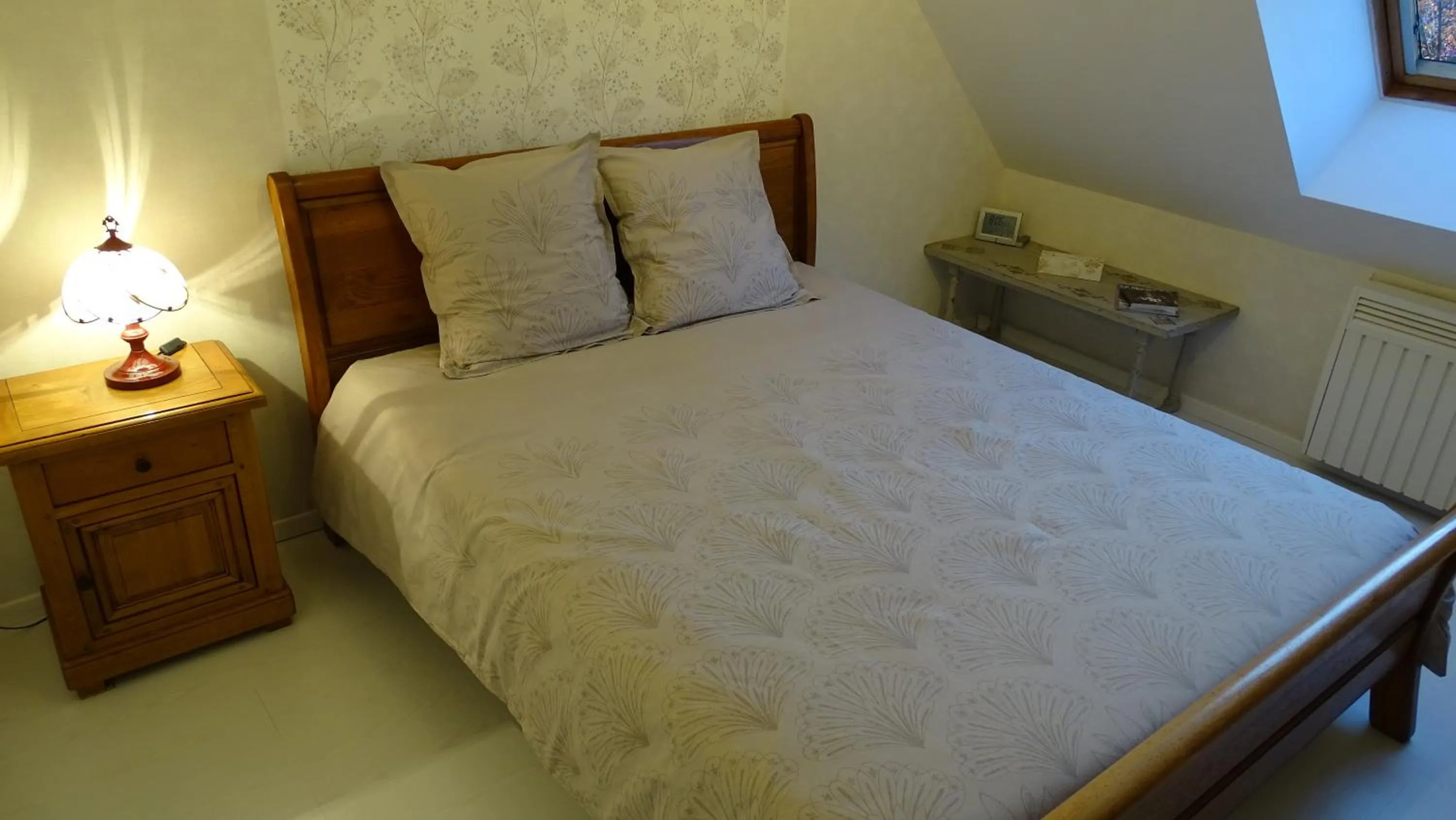 Photo of the whole room, Bed in Chambres de Monthéard