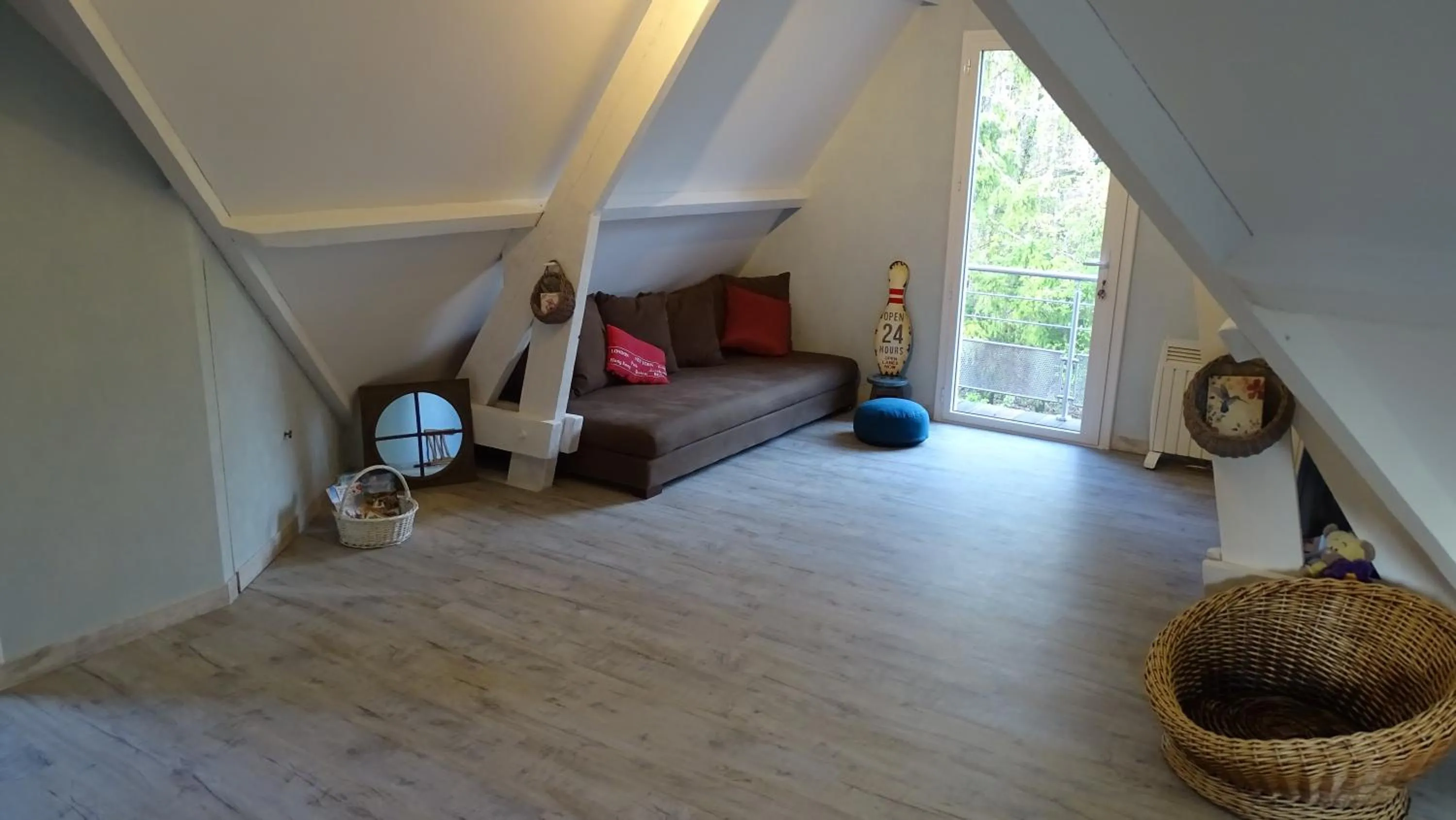 Communal lounge/ TV room, Bed in Chambres de Monthéard