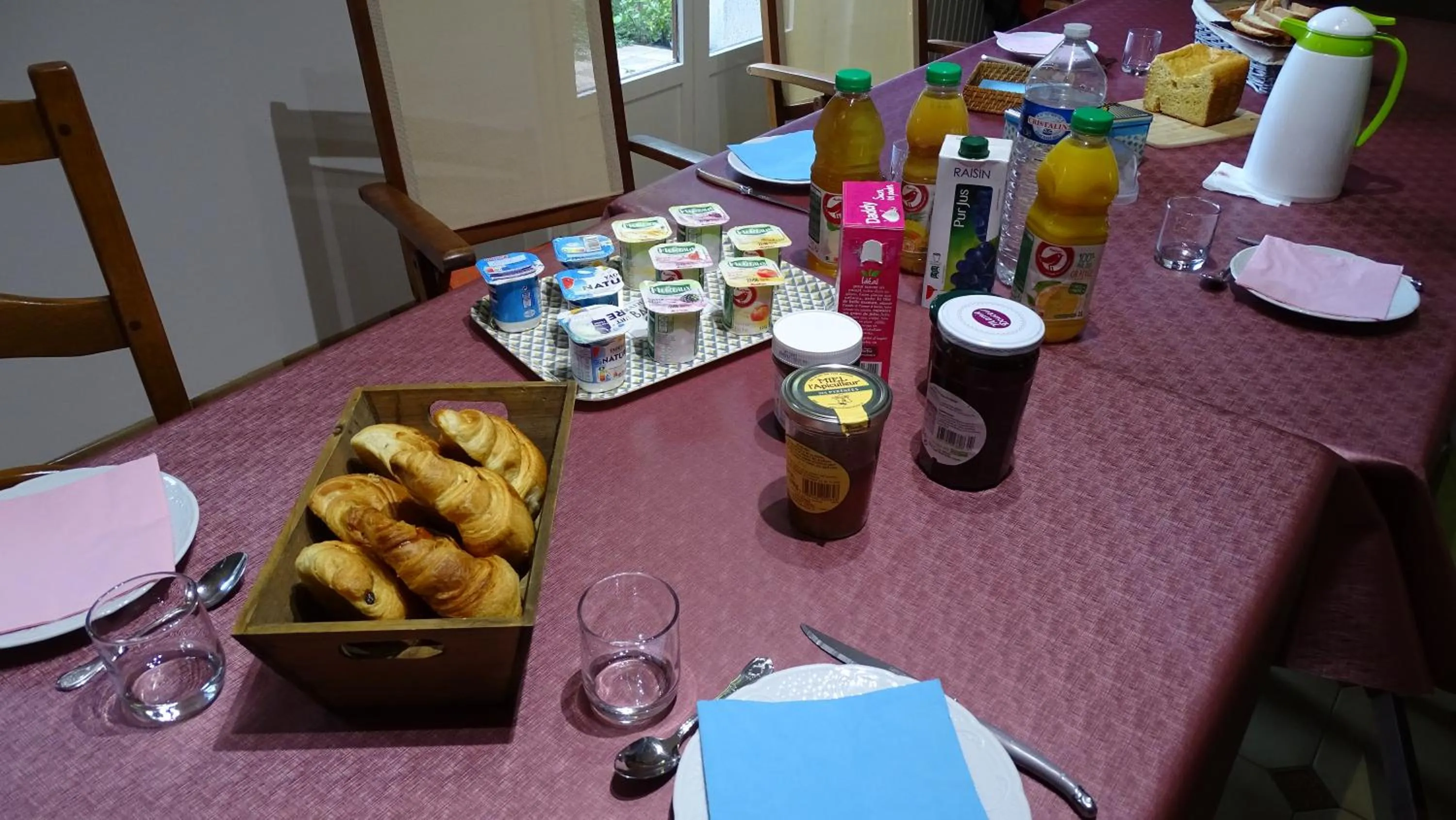 Continental breakfast in Chambres de Monthéard