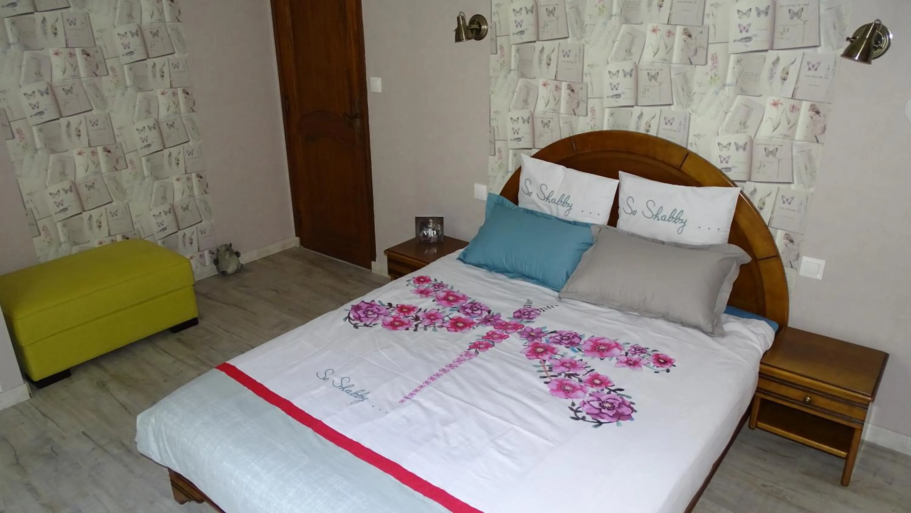 Photo of the whole room, Bed in Chambres de Monthéard