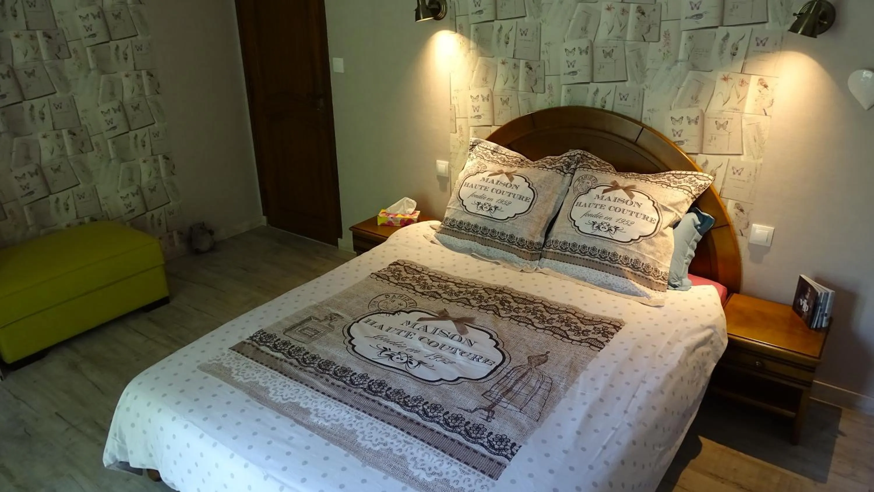 Photo of the whole room, Bed in Chambres de Monthéard