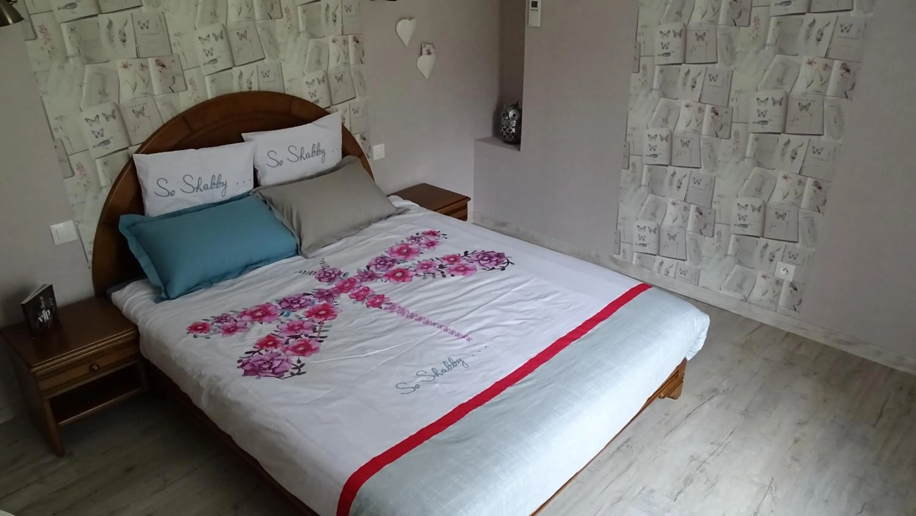 Photo of the whole room, Bed in Chambres de Monthéard