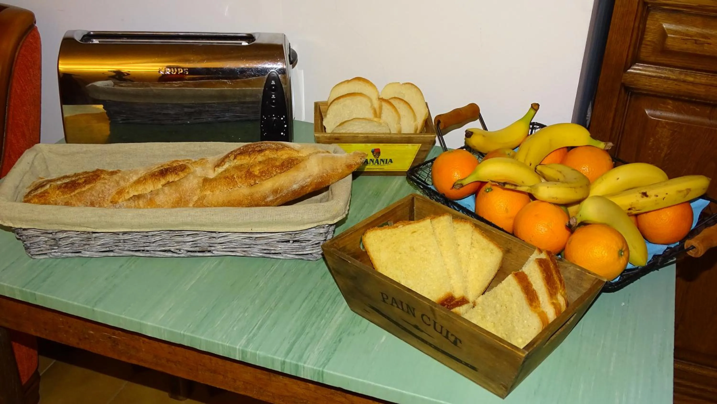Continental breakfast in Chambres de Monthéard