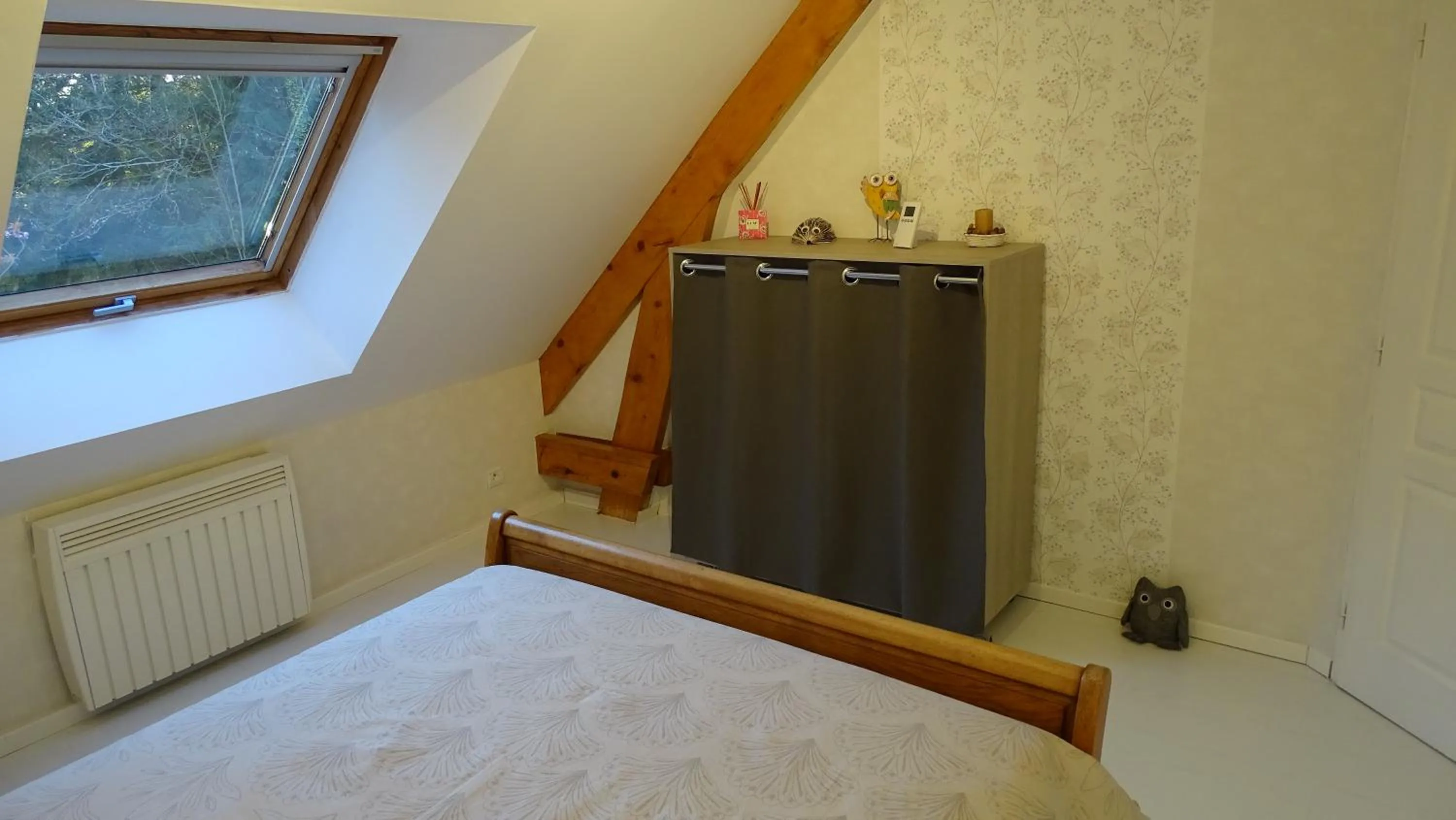 Photo of the whole room, Bed in Chambres de Monthéard