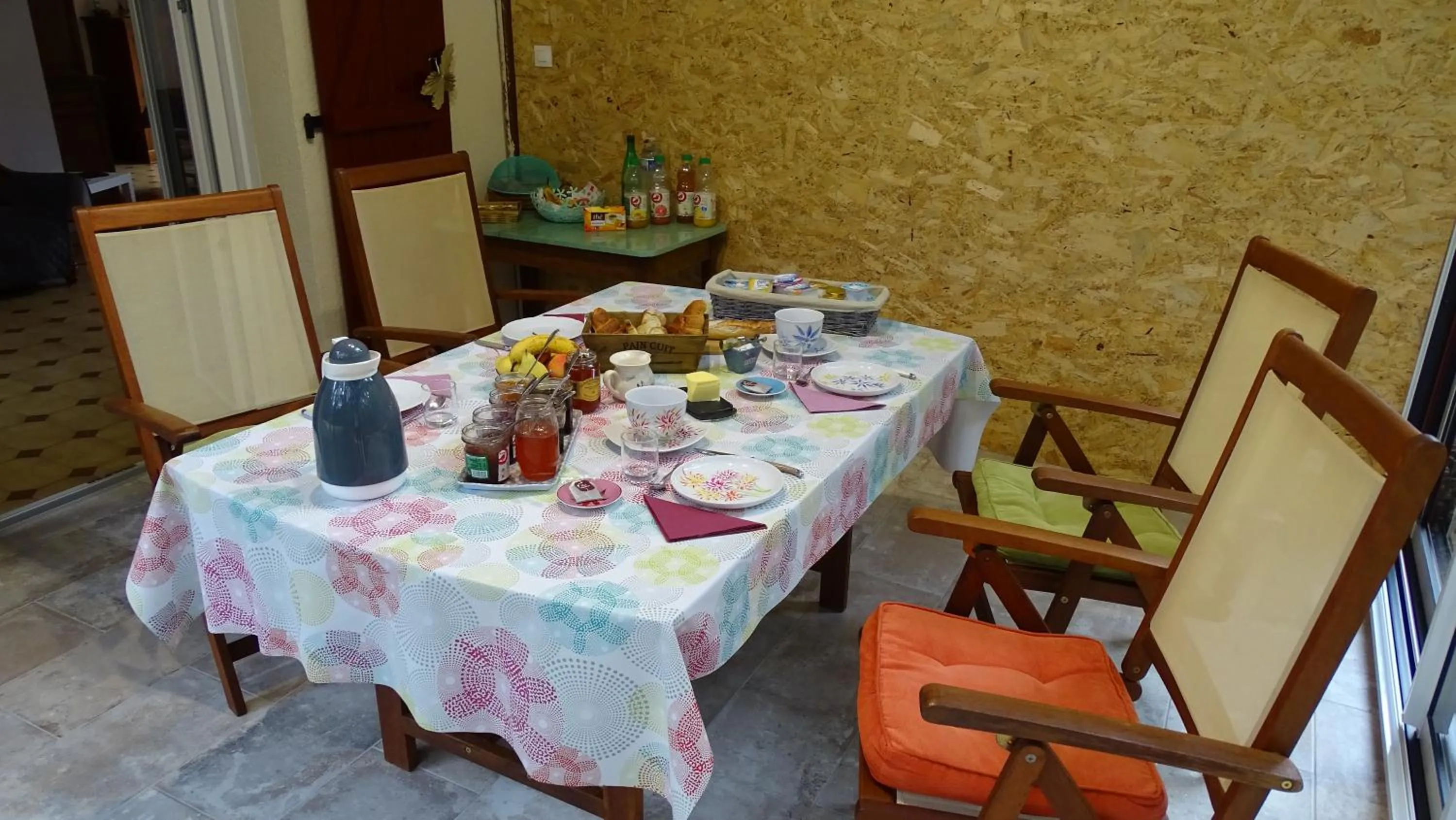 Continental breakfast in Chambres de Monthéard