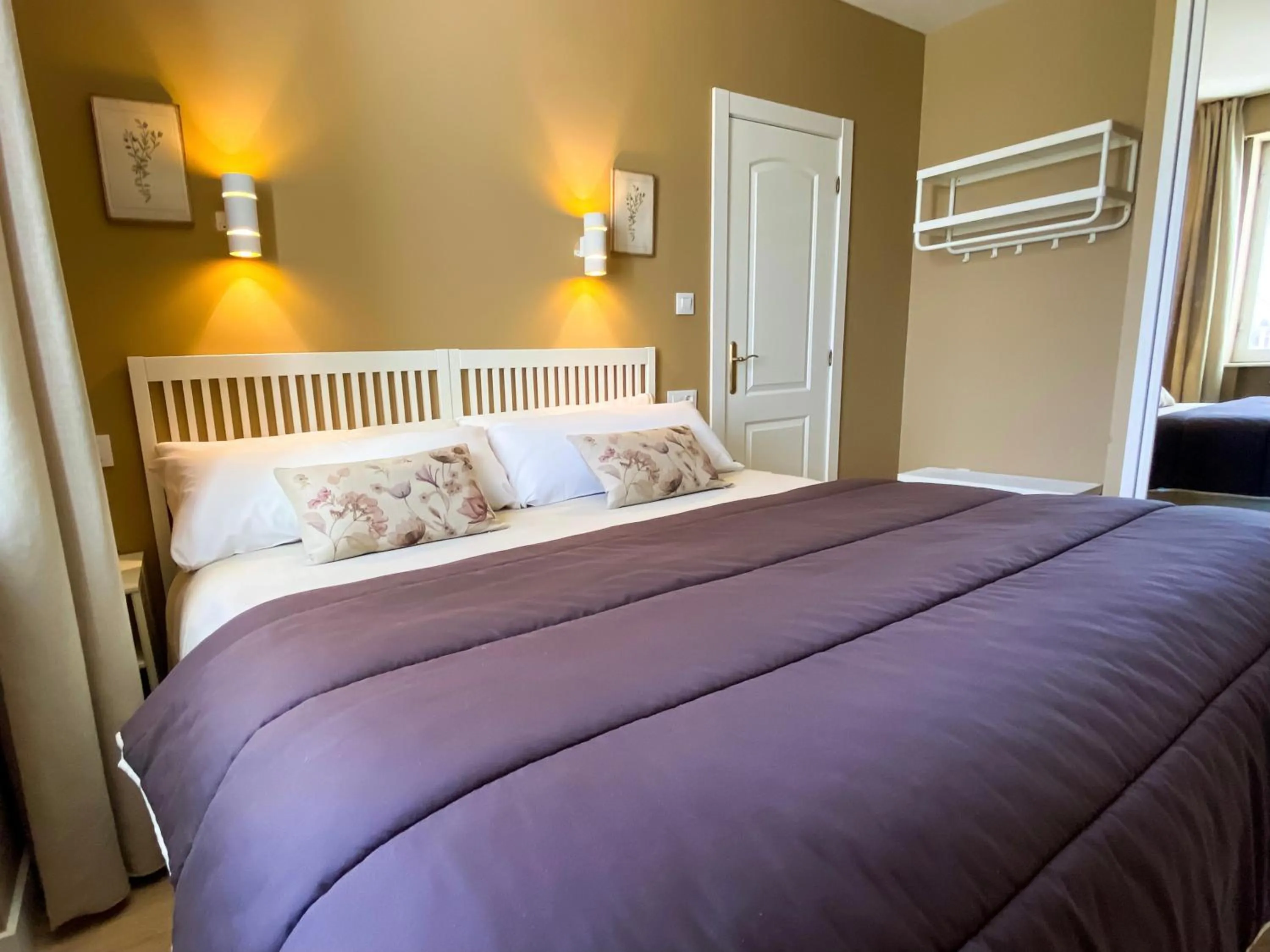 Bedroom, Bed in Casablanca Hotel Studios