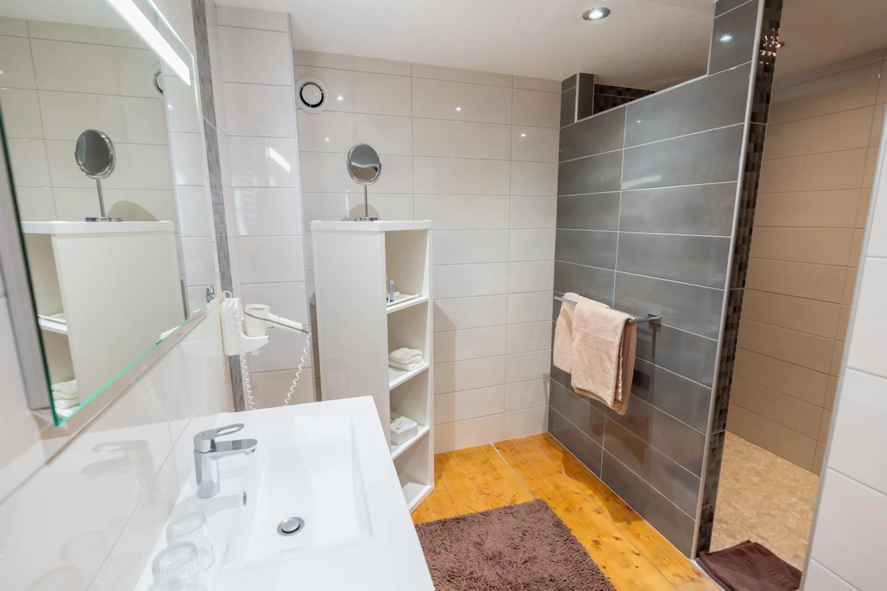 Shower in Hotel à l'Oriel