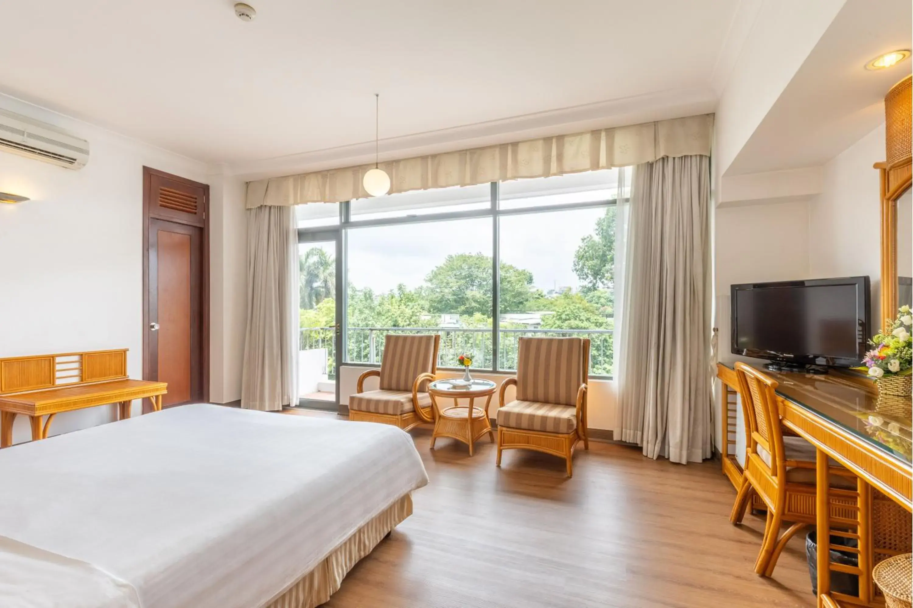 Deluxe Double or Twin Room with Garden View in Thang Loi Hotel Hanoi Deluxe Double or Twin Room with Garden View in Thang Loi Hotel Hanoi