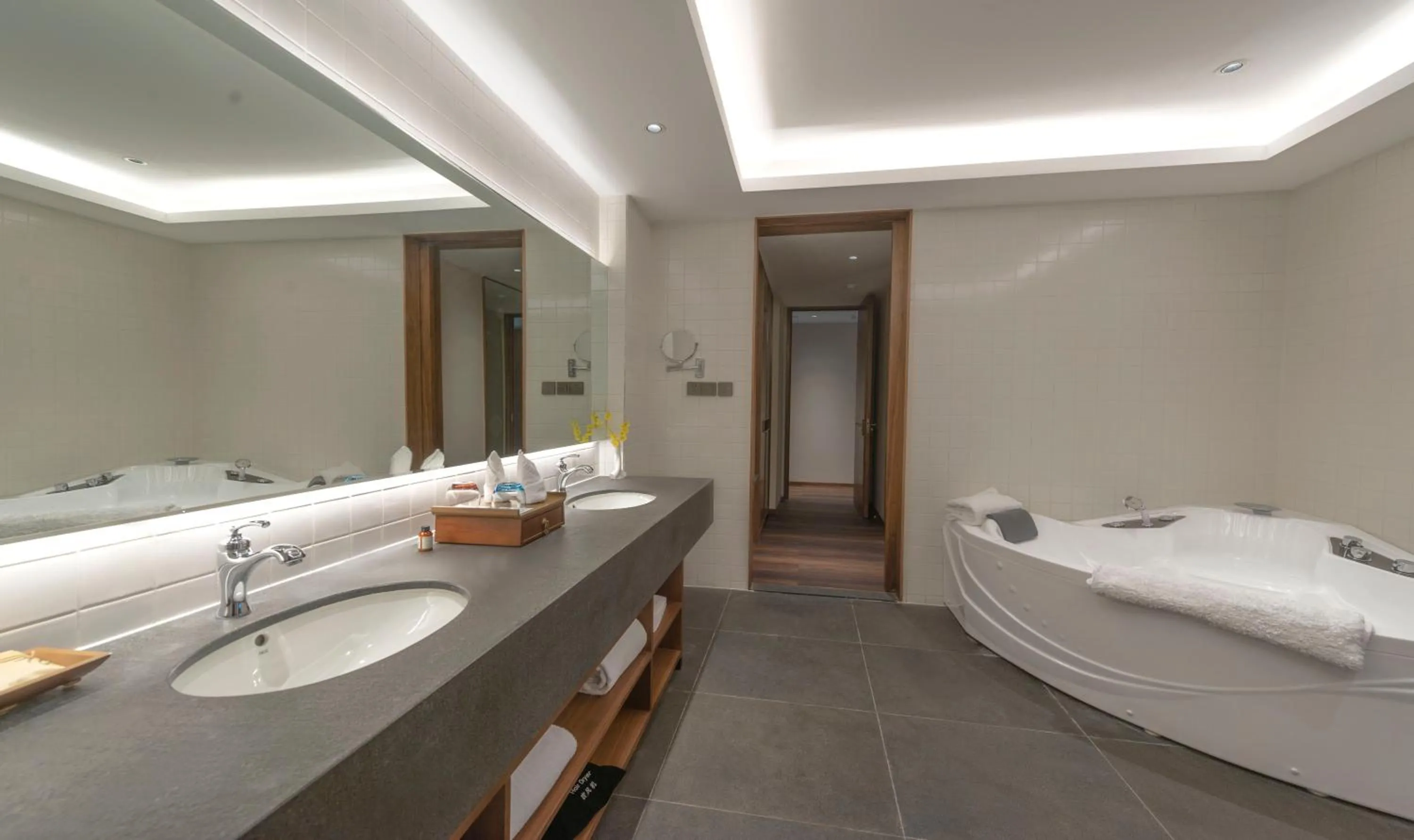 Bath, Bed in Narada ResortSpa Nanxun Giant