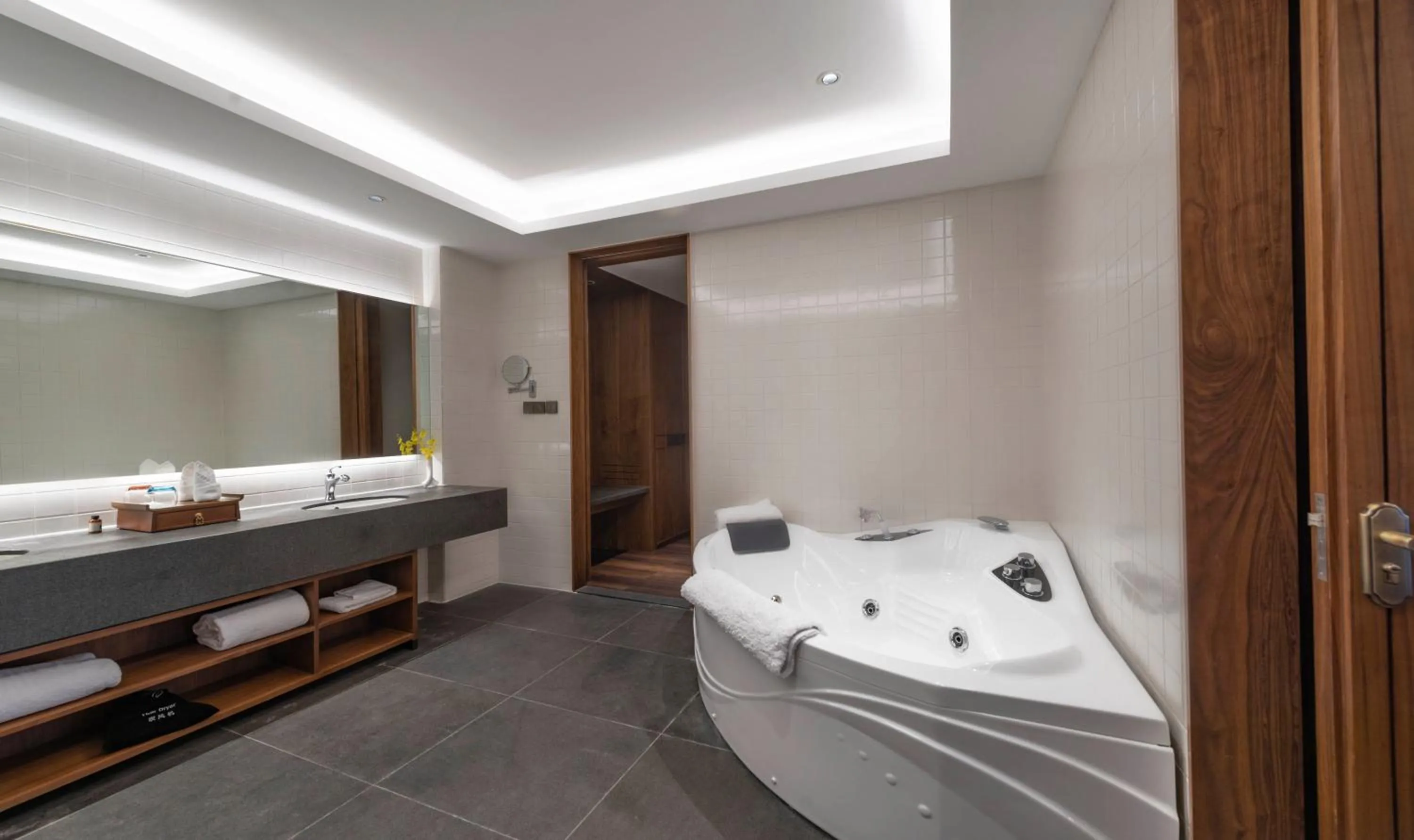 Bath, Bed in Narada ResortSpa Nanxun Giant