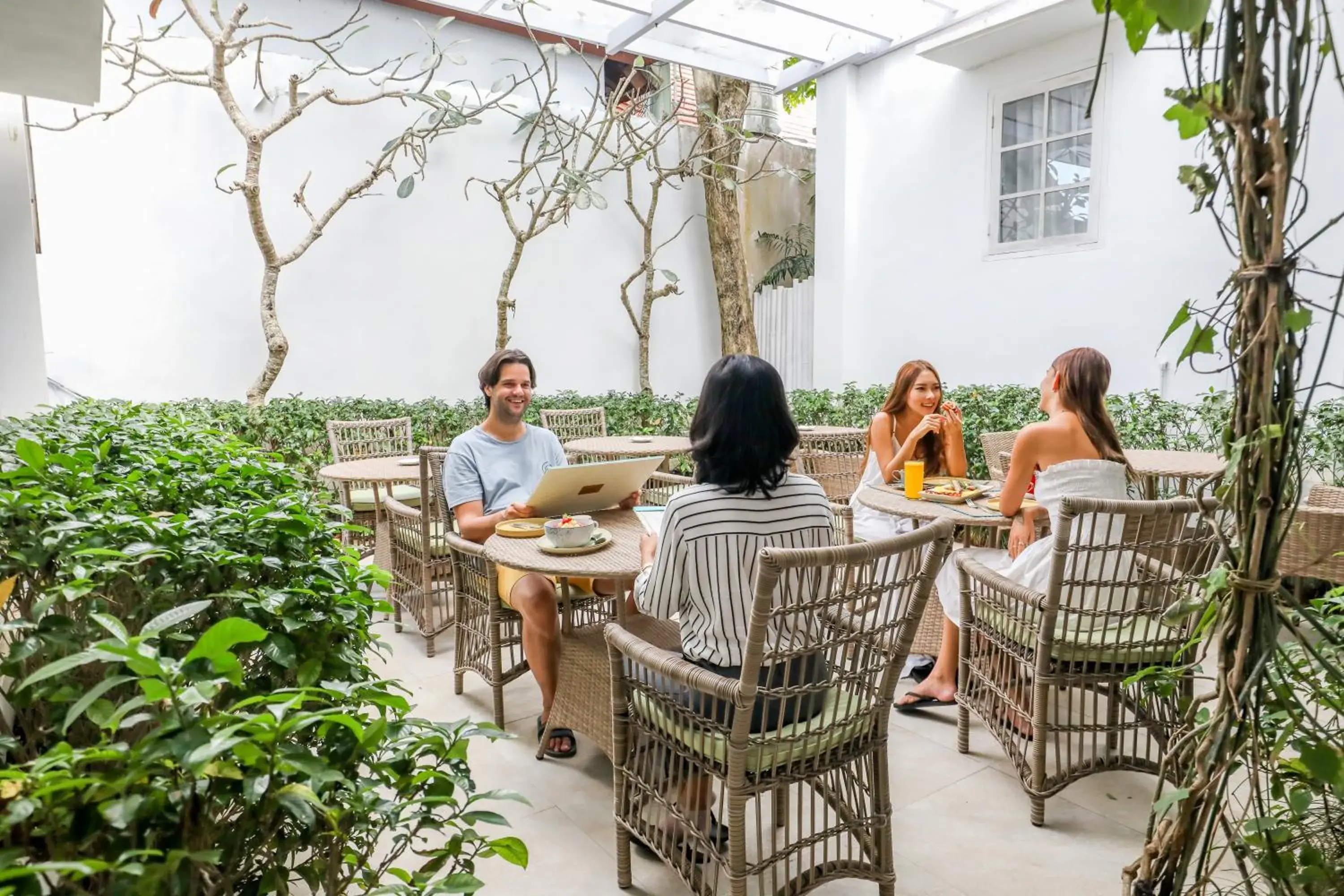 Restaurant/places to eat in Umalas Suites Restaurant/places to eat in Umalas Suites