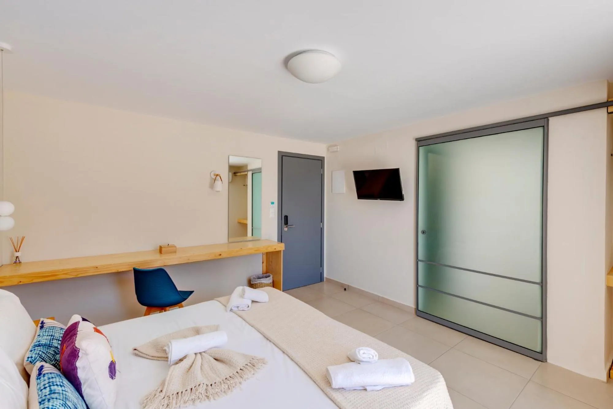 TV and multimedia, Bed in Hotel Kamelo