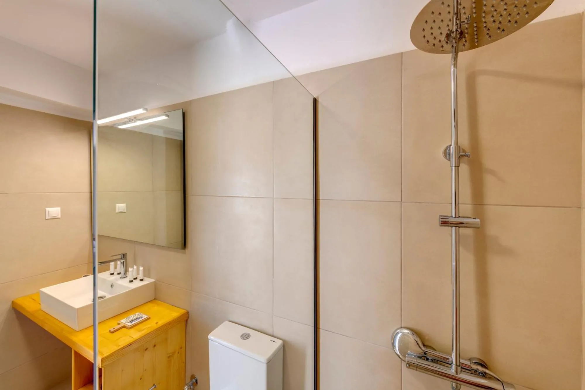 Shower in Hotel Kamelo