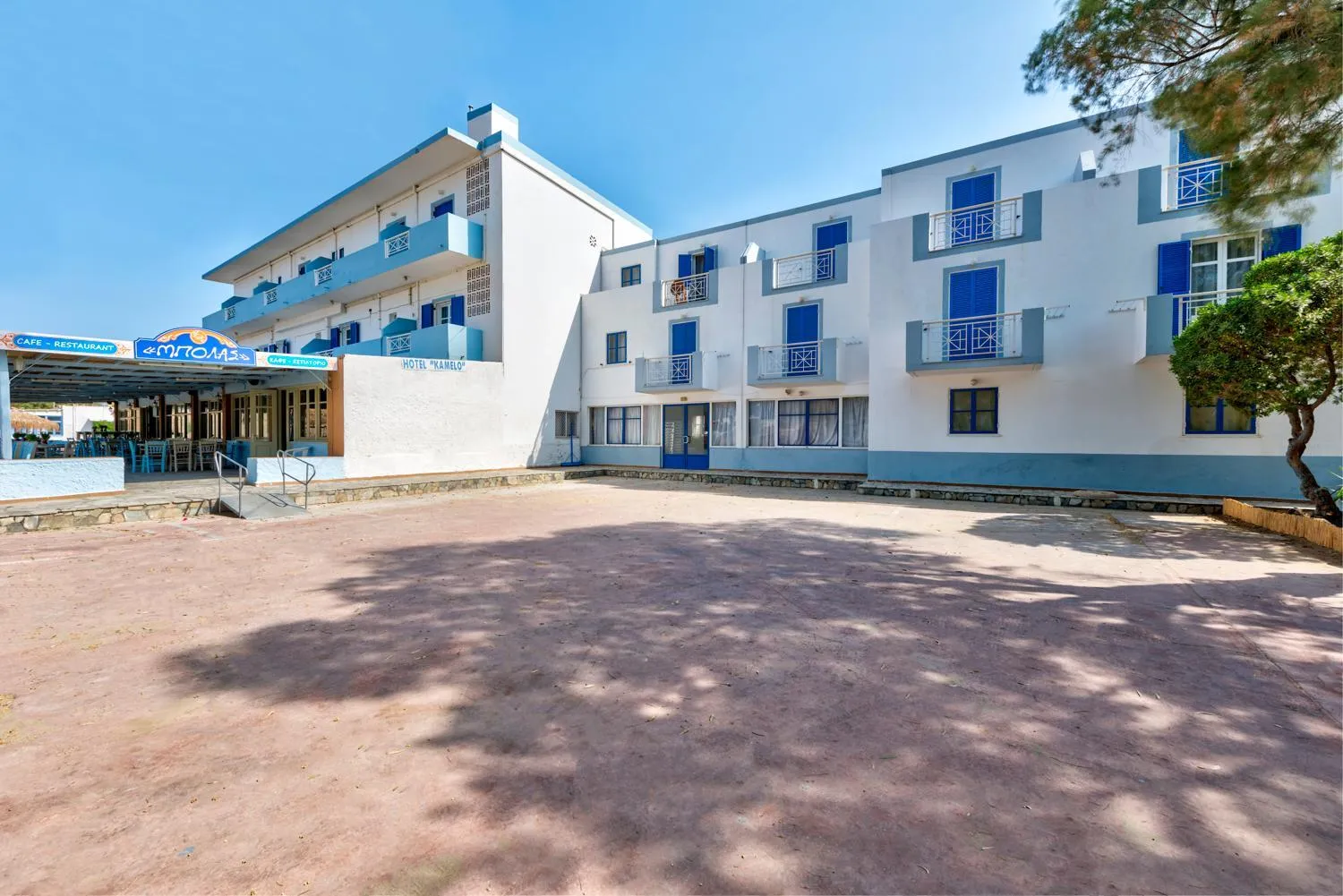 Facade/entrance in Hotel Kamelo