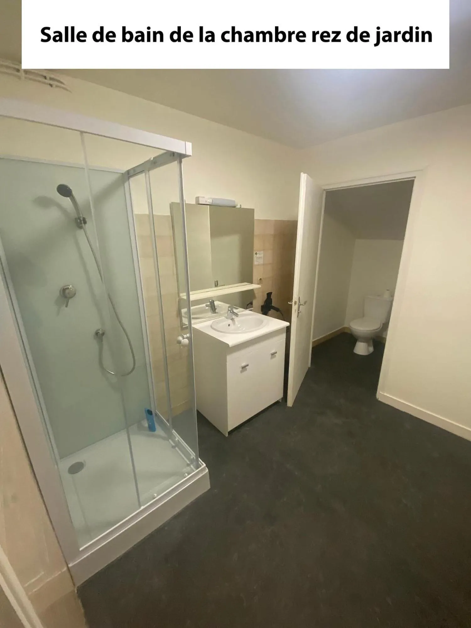 Bathroom in Hôtel Le Cerizay