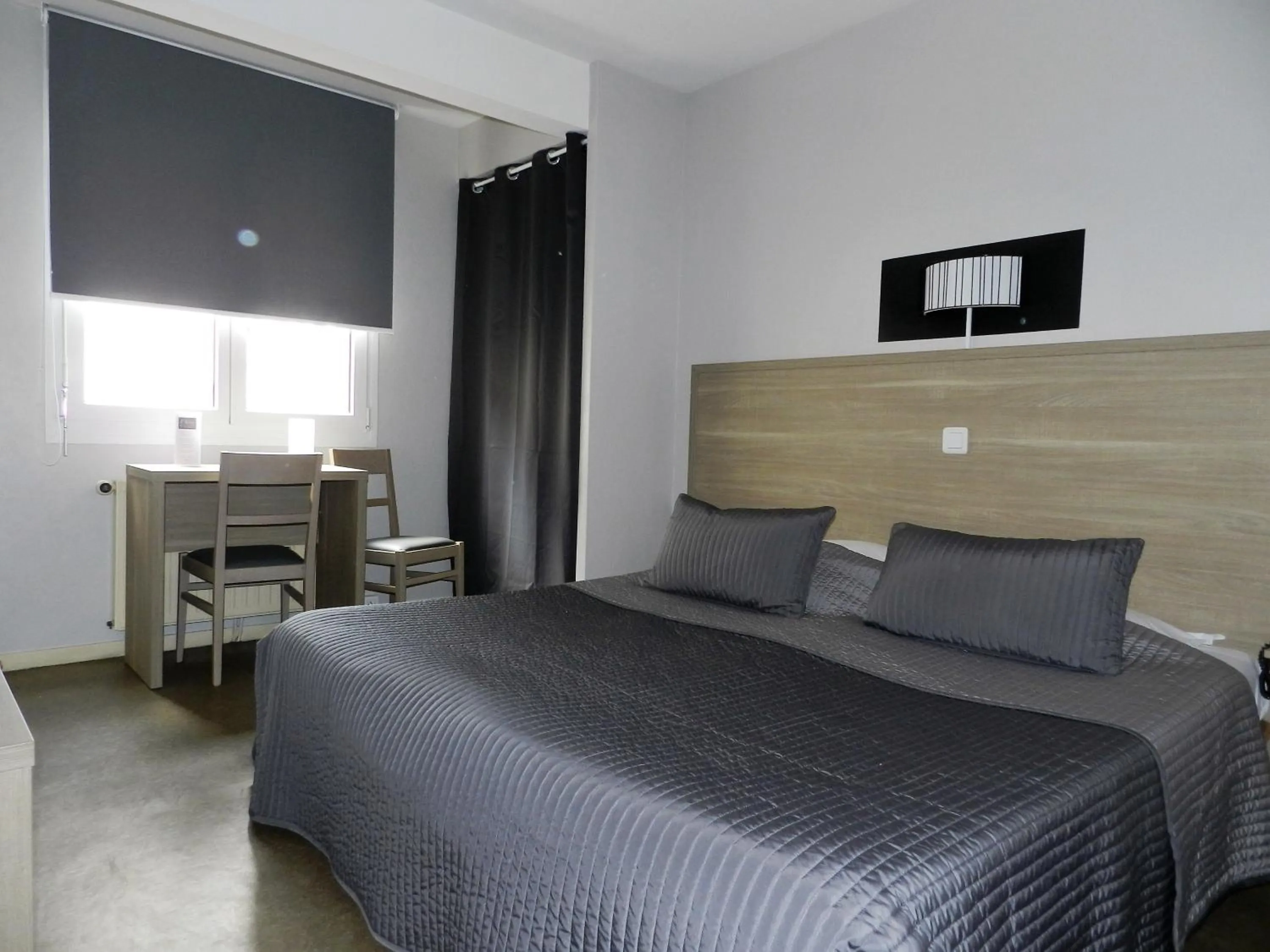 Quiet street view, Bed in Hôtel Le Cerizay